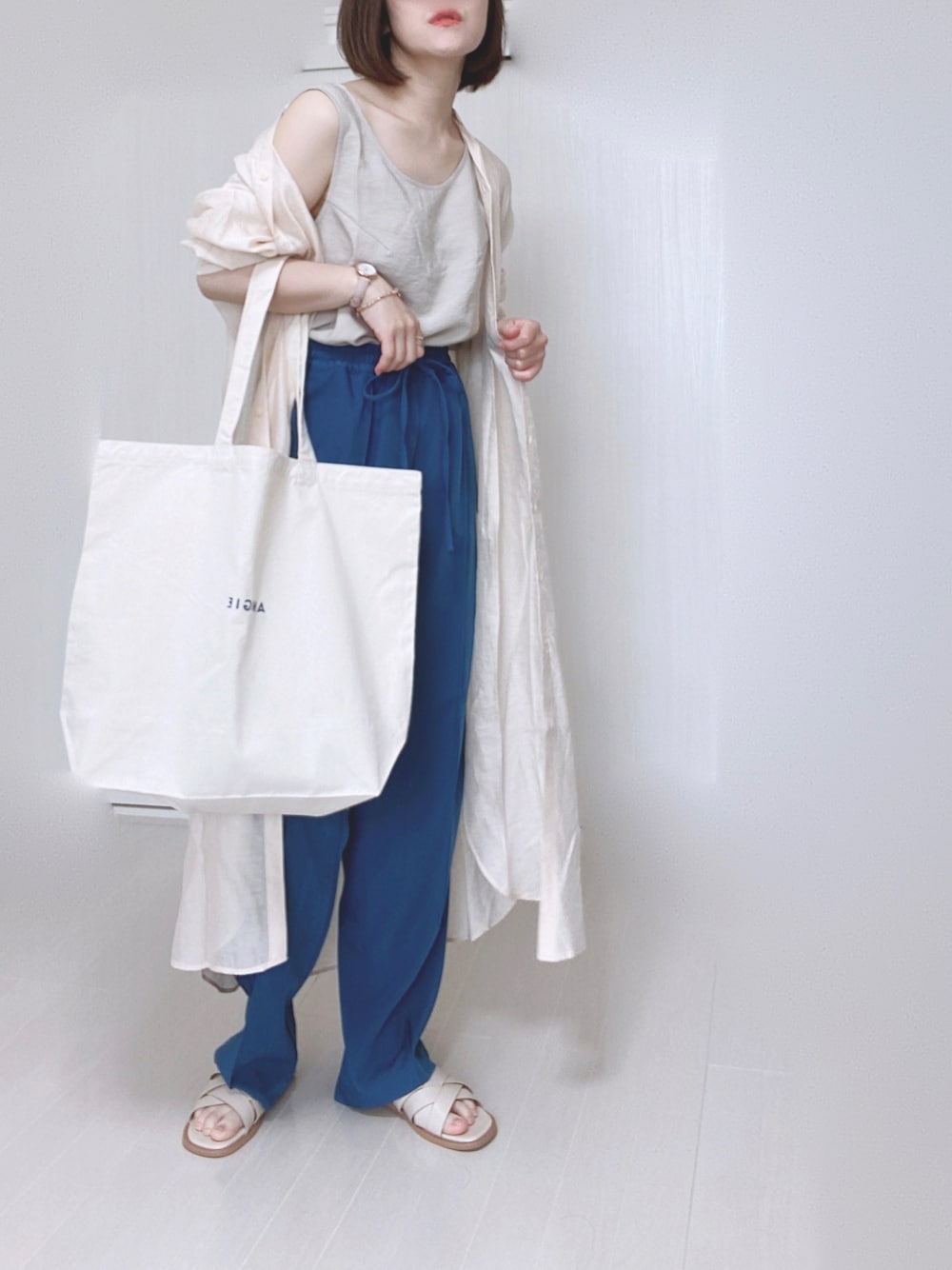 「Fossil、フォッシル、sakishimatokyo、ANGIE VINTAGE、ANGIE、notch.、welleg、ウェレッグ、menue、シャツワンピ、イージーパンツ、ブレスレット、編み込みサンダル、トートバッグ、大人カジュアル」｜「ANGIEの【UNITED ATHLE】ANGIEロゴトートバック（トートバッグ、ホワイト系）」を使った、Ⓜ︎さん（レディース・152cm）の夏コーディネートの1枚目の写真