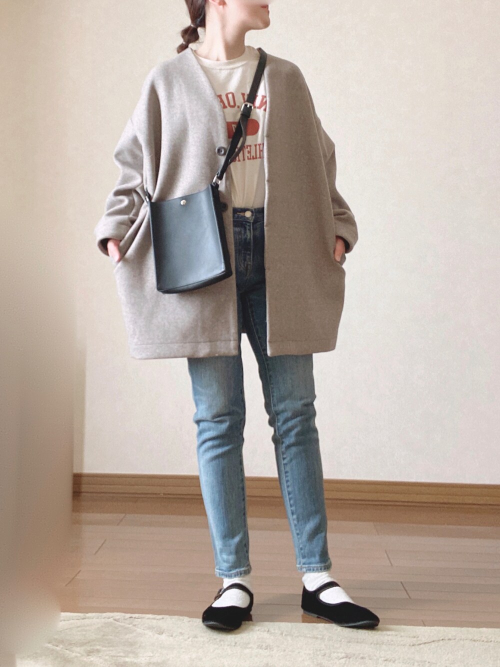「ANGIE VINTAGE、Angie、ロゴT、コクーンコート、zozoデニム、カンフーシューズ、ショルダーバッグ、大人カジュアル、低身長コーデ」｜「ANGIEのGILDANカレッジロゴオーバーサイズロンT（Tシャツ/カットソー、ベージュ系）」を使った、Ⓜ︎さん（レディース・152cm）の冬コーディネートの1枚目の写真