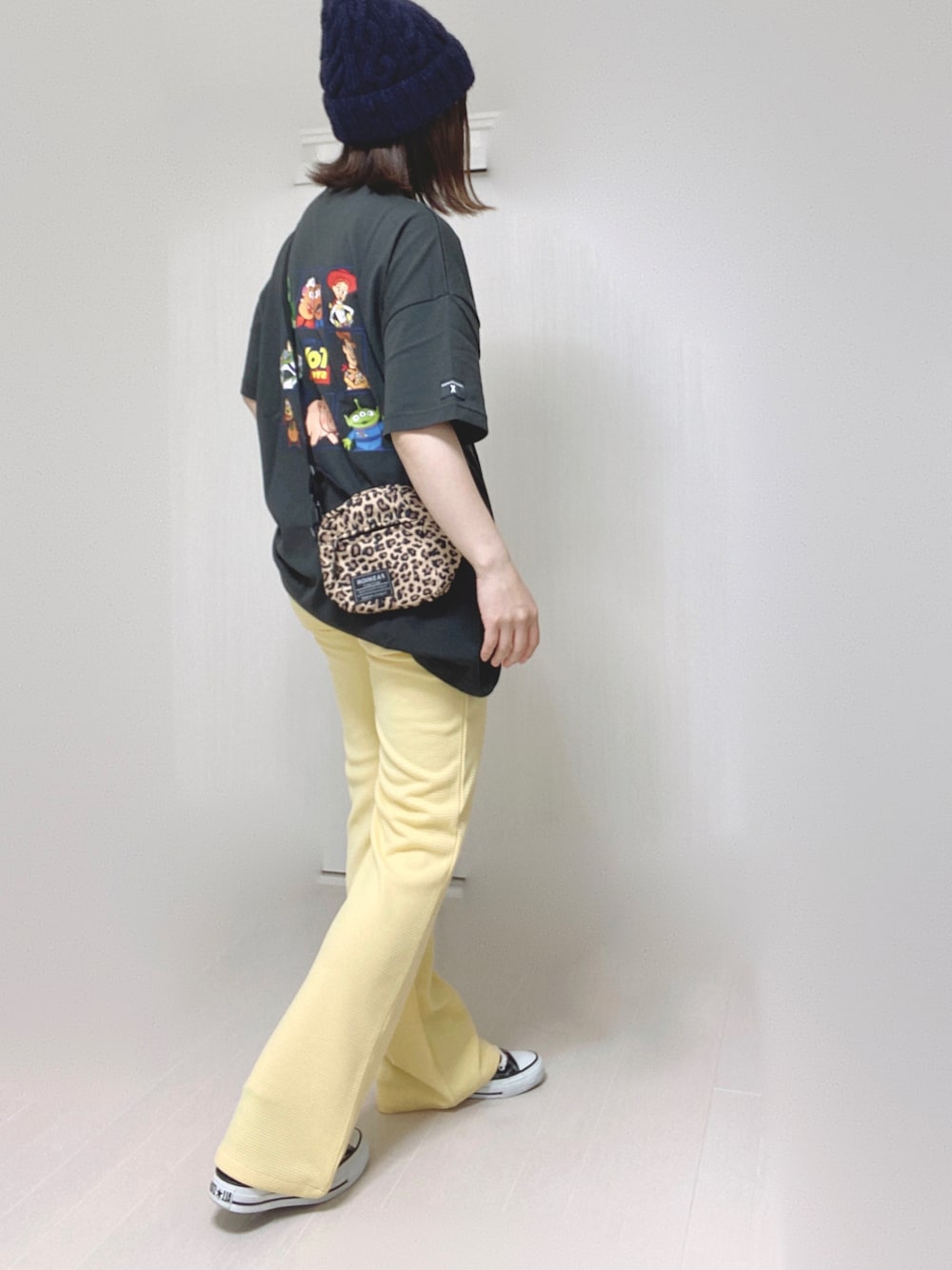 イエロー系のその他パンツ、グレー系のTシャツ/カットソー、ブラック系のスニーカーを着用したレディースの夏コーディネートの1枚目の写真