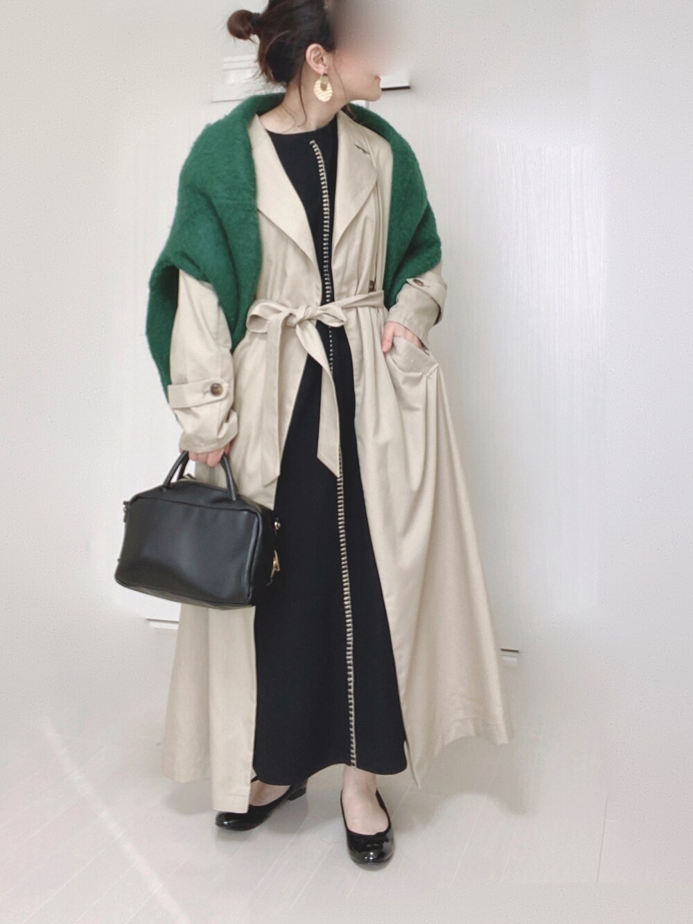 「mysty woman、トレンチコート、ロングワンピース、カーディガン肩かけ、グリーン、RODE SKO、ロデスコ、ボストンバッグ、バレエシューズ、オトナカジュアル、ワッフルワンピース、PR」｜「mysty womanのルーズトレンチコート 934953（トレンチコート、ベージュ系）」を使った、Ⓜ︎さん（レディース・152cm）の冬コーディネートの1枚目の写真