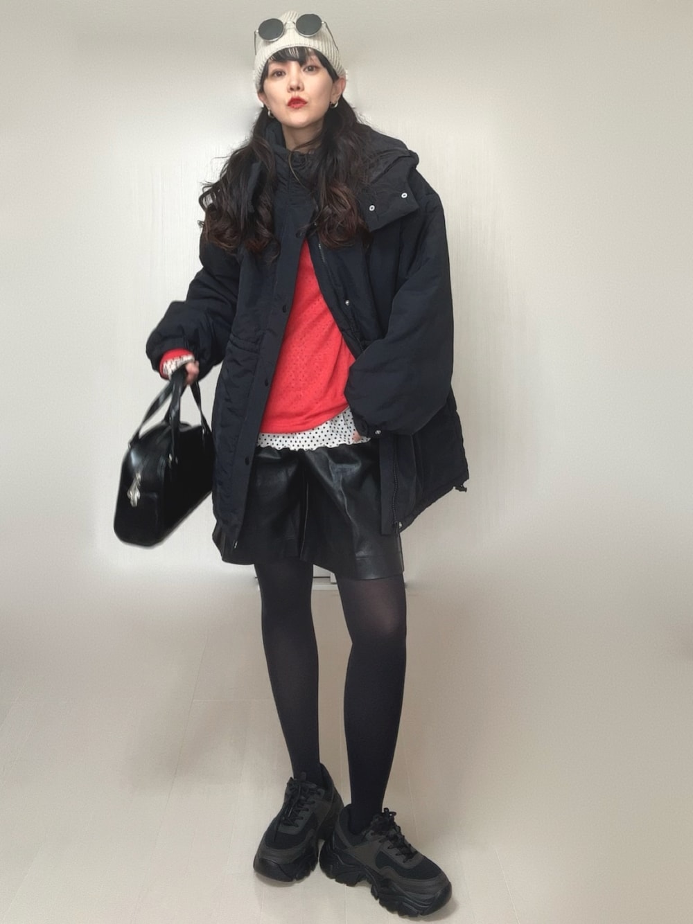 ホワイト系のTシャツ/カットソー、ブラック系のダウンジャケット/コート、レッド系のTシャツ/カットソーを着用したレディースの冬コーディネートの1枚目の写真