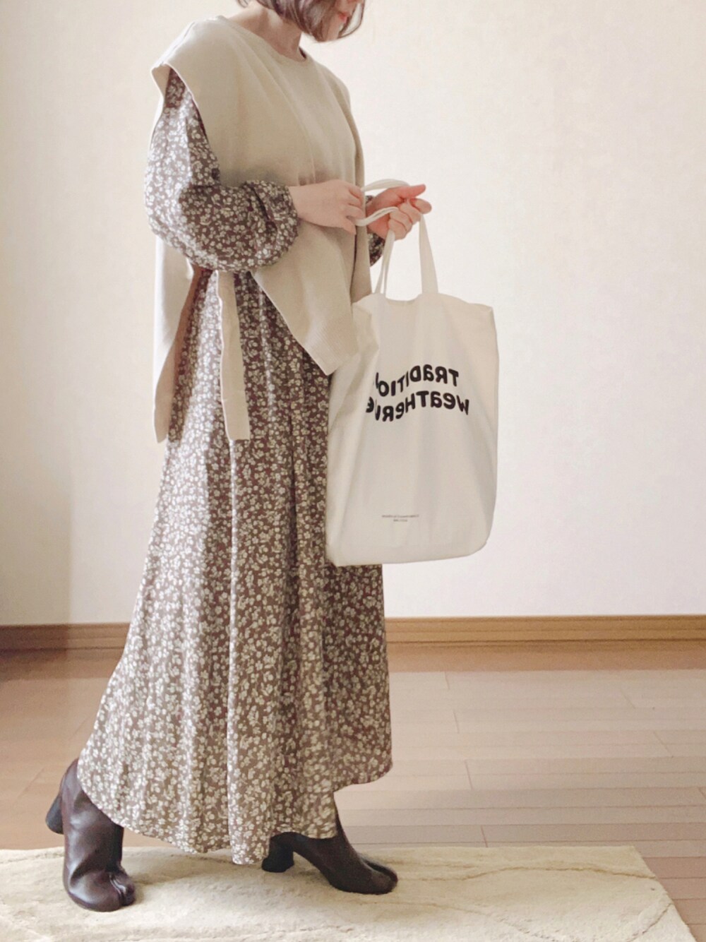 「トートバッグ、秋色、ニットベスト、Traditional Weatherwear、花柄ワンピース、PR、足袋ブーツ、Fabby fabby、crie conforto」｜「Traditional WeatherwearのWAVE LOGO GSST TOTE（トートバッグ、ホワイト系）」を使った、Ⓜ︎さん（レディース・152cm）の秋コーディネートの1枚目の写真