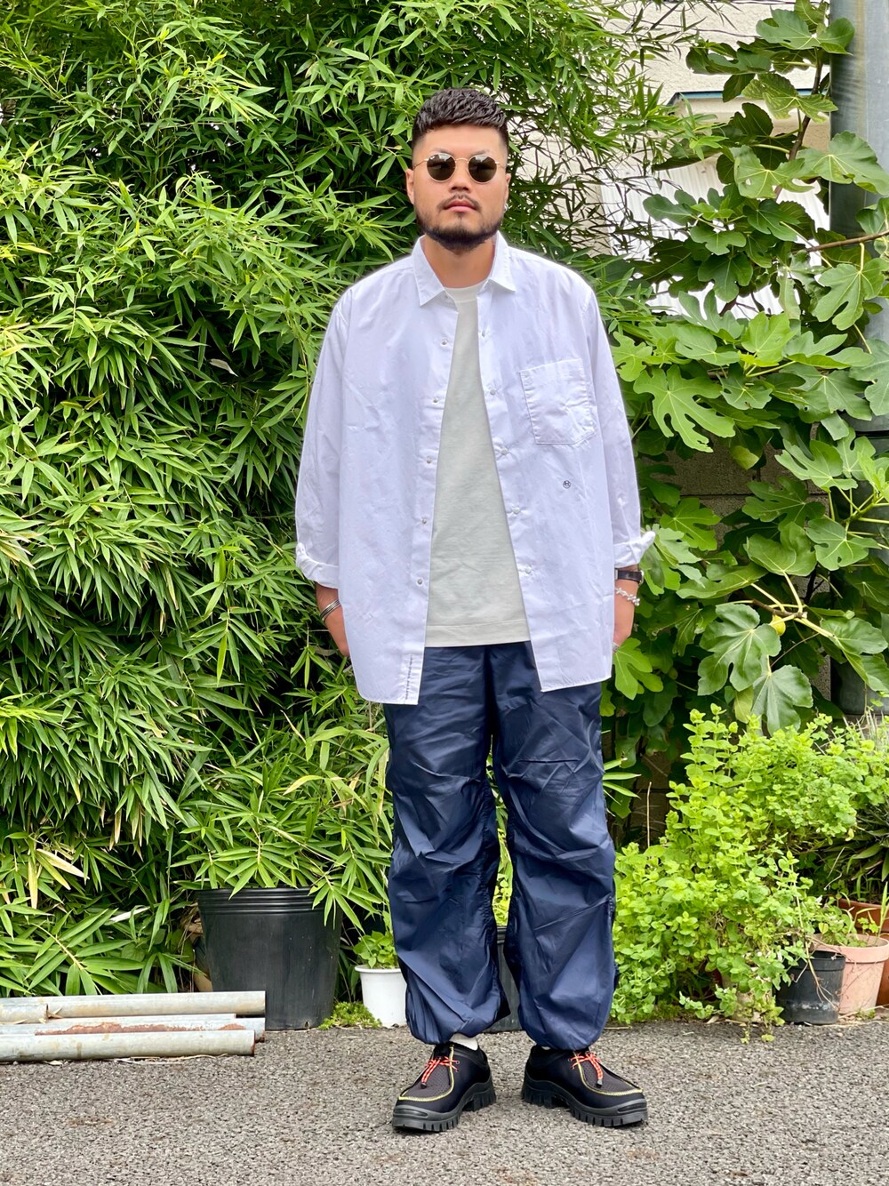 「白シャツ、サングラス、ENGINEERED GARMENTS、革靴、Hender Scheme、THE NORTH FACE、シャツスタイル、URBAN RESEARCH DOORS、nanamica、秋コーデ」｜「nanamicaのnanamica Regular Collar Wind Shirts（その他、ホワイト系）」を使った、Yudaiさん（メンズ・182cm）の秋コーディネートの1枚目の写真