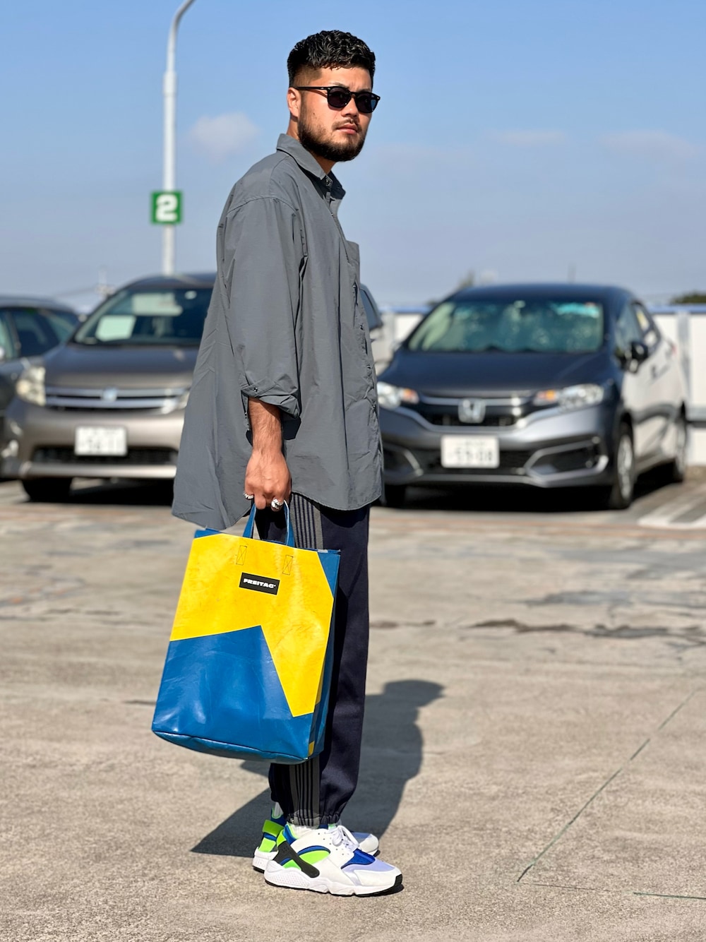 「ビックシルエット、スニーカーコーデ、秋のコーデ、BURLAP OUTFITTER、NEEDLES、トラックパンツ、NIKE、サングラス、シャツスタイル、トートバッグ」｜「FREITAGのアイテム（トートバッグ、ブルー系）」を使った、Yudaiさん（メンズ・182cm）の秋コーディネートの1枚目の写真