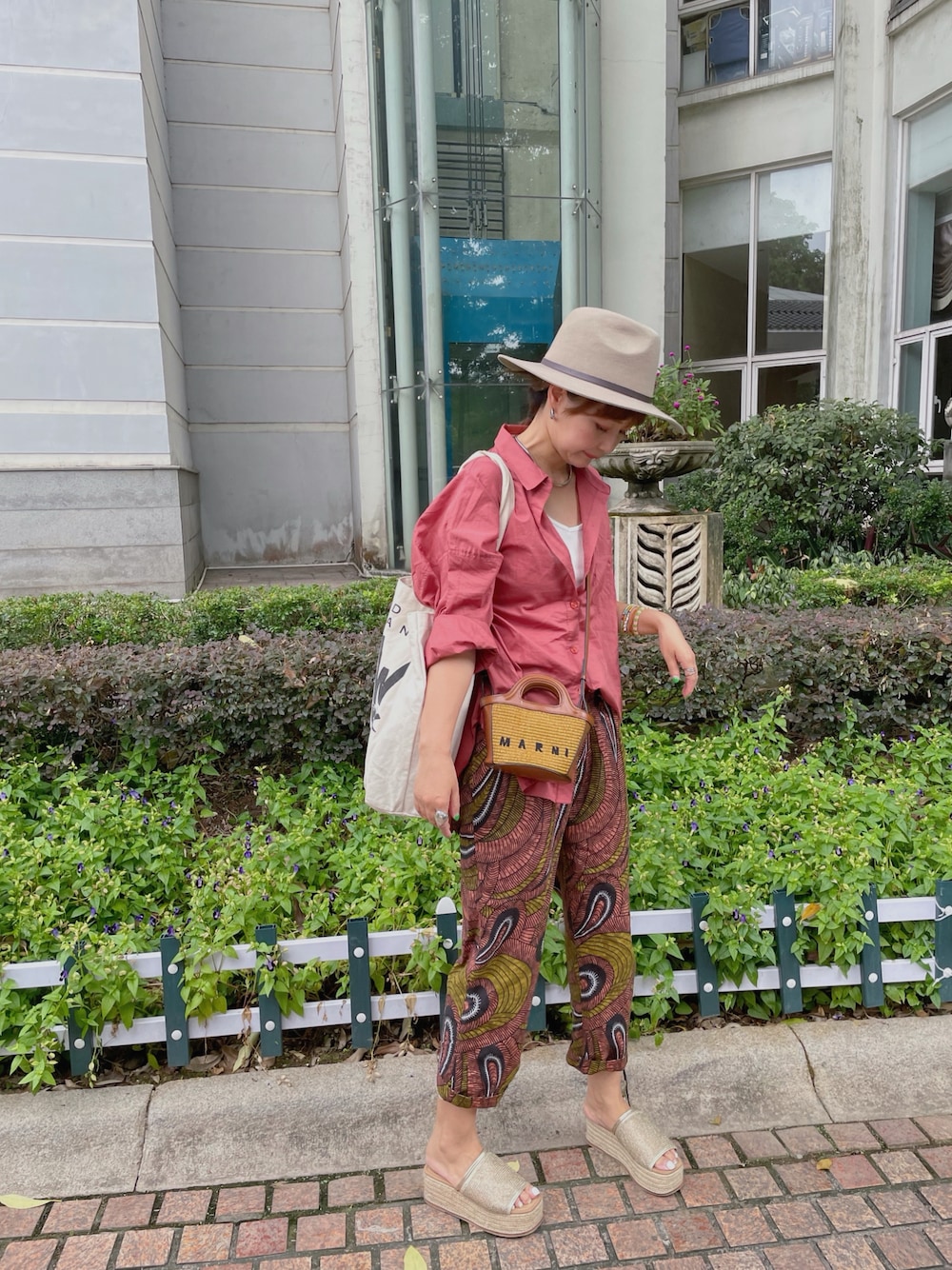 「ootd」｜「Ungridのアイテム（パンツ、レッド系）」を使った、MoMoさん（レディース・164cm）の夏コーディネートの1枚目の写真
