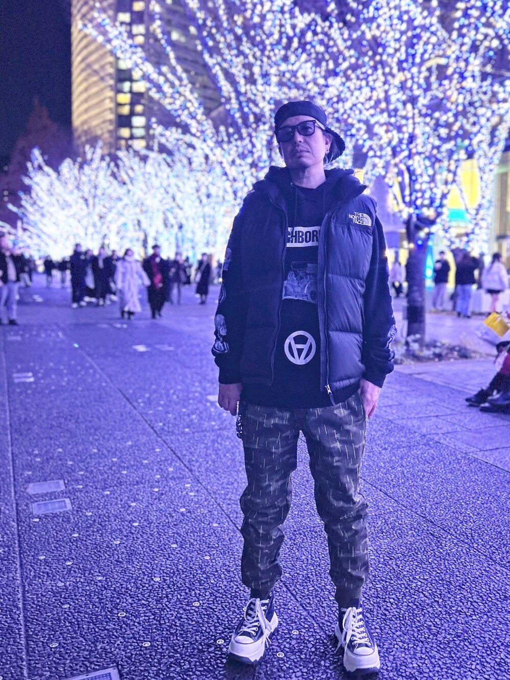 「オトナカジュアル、冬、スニーカーコーデ、ストリートコーデ、ノースフェイス、ダウンベスト、THE NORTH FACE、ネイバーフッド、カーゴパンツ、クリスマス」｜「CONVERSEのアイテム（スニーカー、ブラック系）」を使った、kAzuKiさん（メンズ・169cm）の冬コーディネートの1枚目の写真