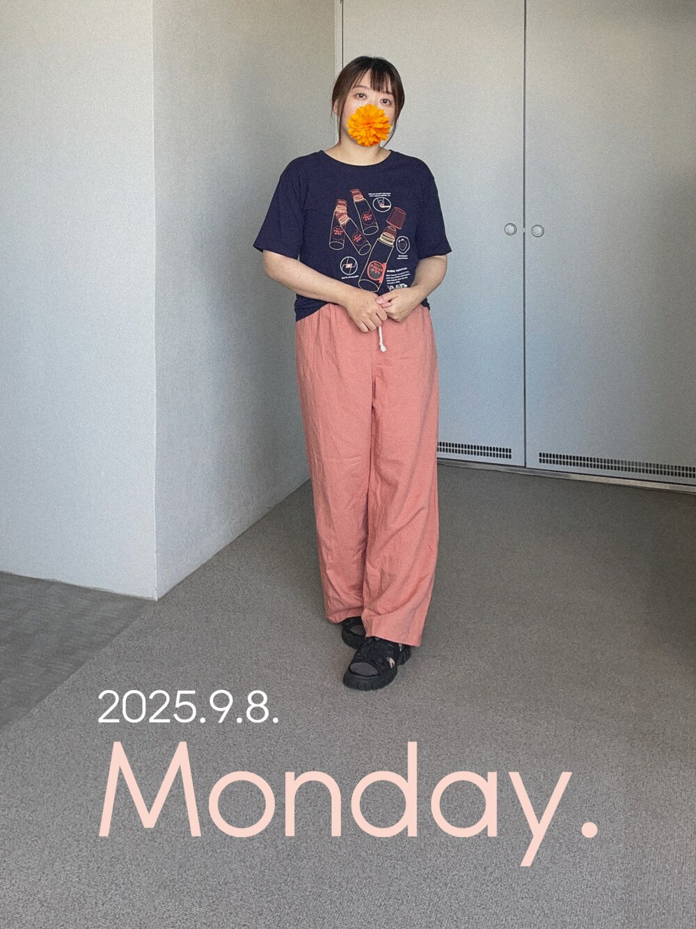 ブルー系のTシャツ/カットソー、レッド系のその他パンツ、ブラック系のサンダルを着用したレディースの秋コーディネートの1枚目の写真