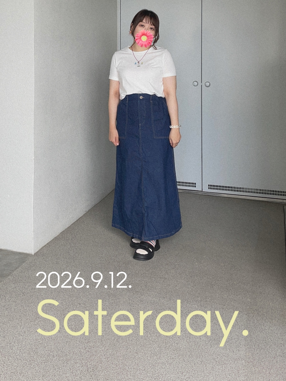 ホワイト系のTシャツ/カットソー、ブルー系のデニムスカート、ブラック系のサンダルを着用したレディースの秋コーディネートの1枚目の写真