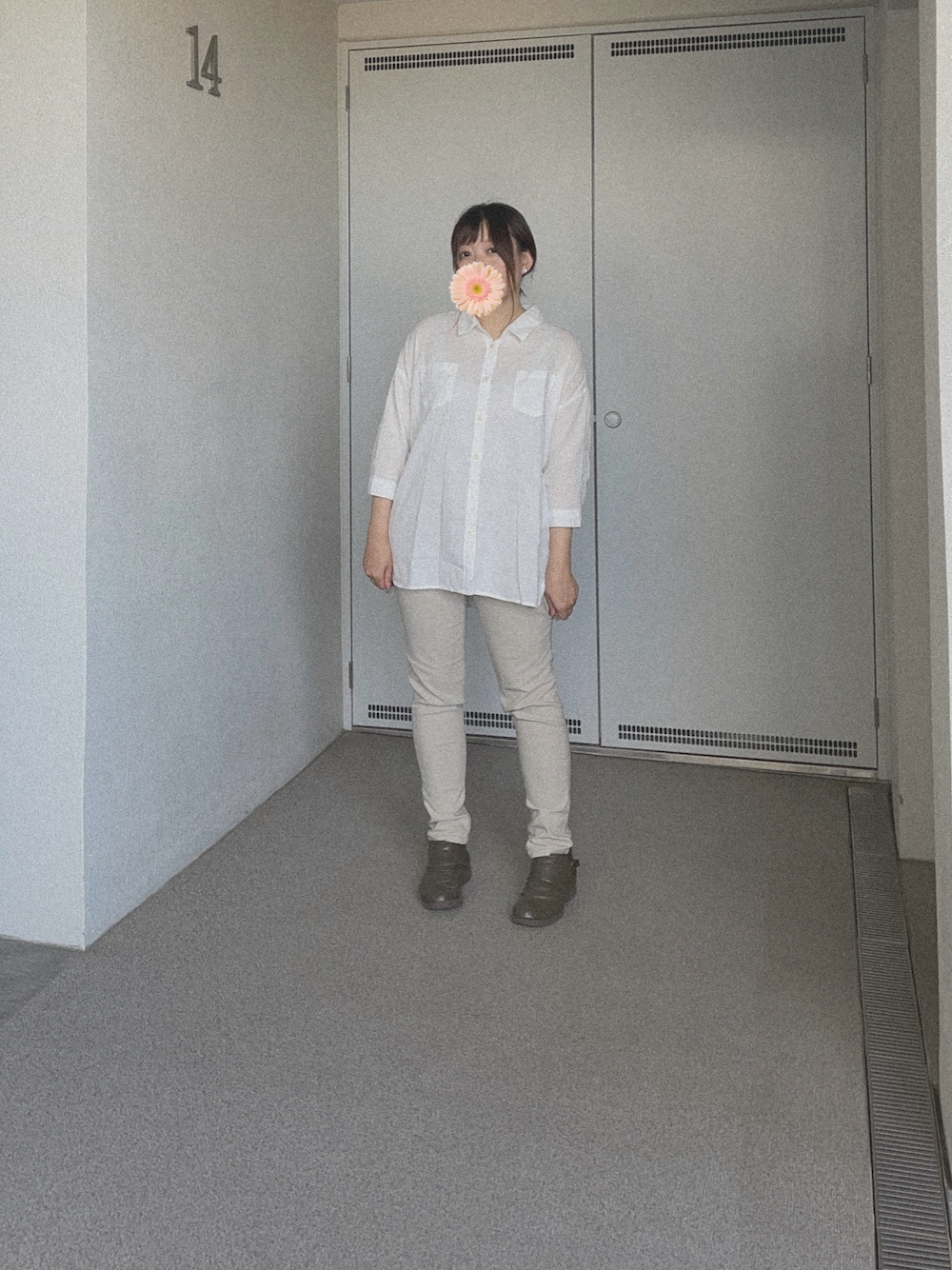 ホワイト系のシャツ/ブラウス、ベージュ系のチノパンツ、グリーン系のブーティを着用したレディースの秋コーディネートの1枚目の写真