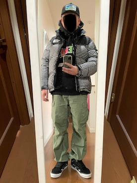 Supreme カーゴパンツ　ダークグリーン Supreme のカーゴパンツ（グリーン系）を使った人気ファッション