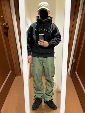 Supreme のカーゴパンツ（グリーン系）を使った人気ファッション