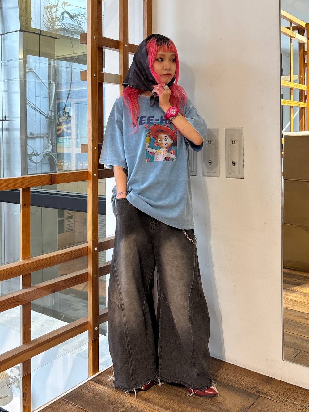 ブルー系のTシャツ/カットソー、ブラック系のデニムパンツを着用したレディースの夏コーディネートの1枚目の写真