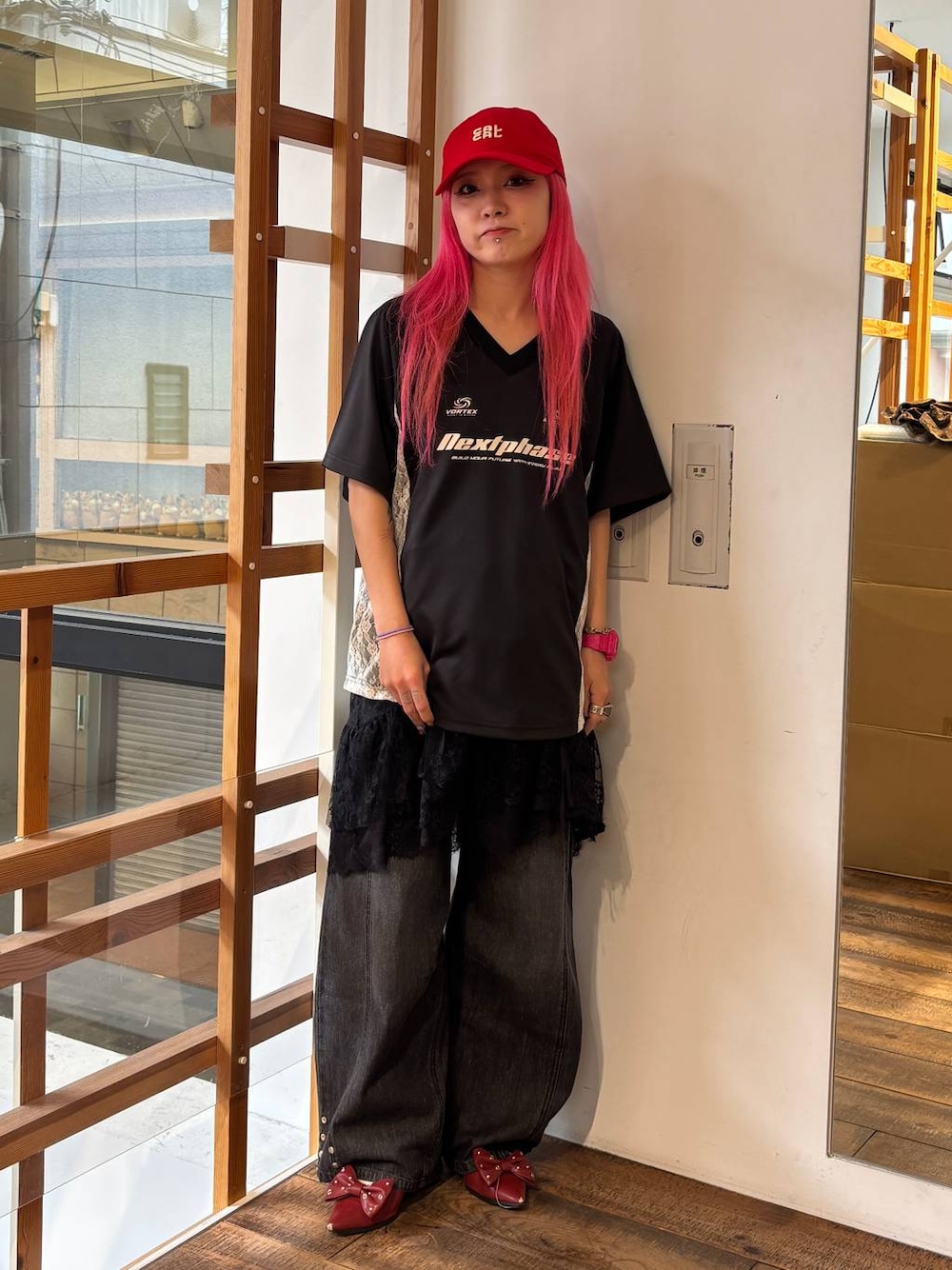 ブラック系のワンピース、ブラック系のTシャツ/カットソー、グレー系のデニムパンツを着用したレディースの夏コーディネートの1枚目の写真