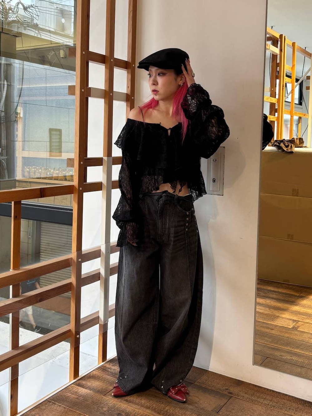 グレー系のデニムパンツ、ブラック系のシャツ/ブラウス、ブラック系のハンチング/ベレー帽を着用したレディースの夏コーディネートの1枚目の写真