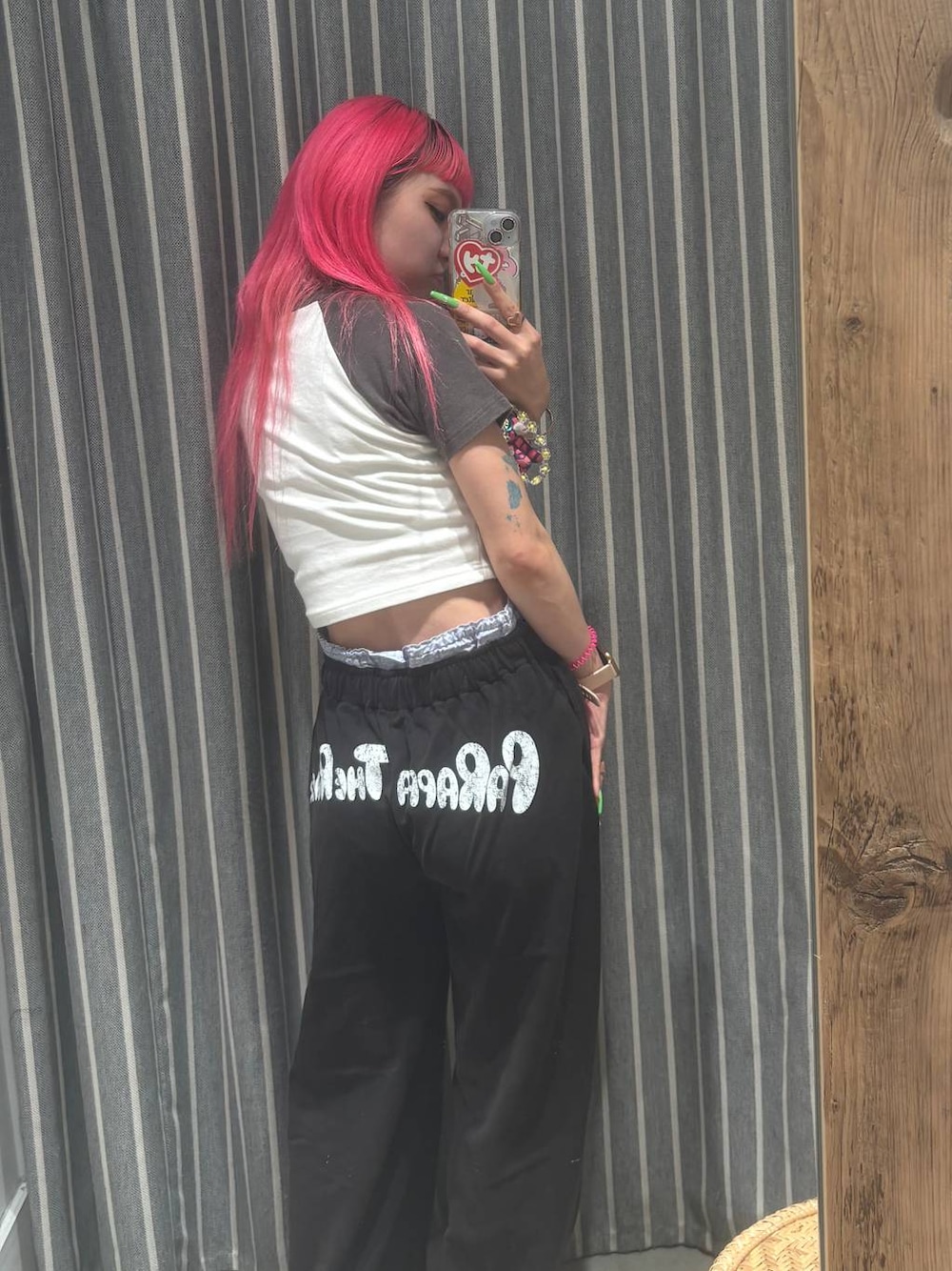 「個性派、差し色コーデ、FOREVER 21、レイヤードスタイル」｜「FOREVER 21の【パラッパラッパー】スキッパーTシャツ（Tシャツ/カットソー、ブラック系）」を使った、るったんさん（レディース・150cm）の夏コーディネートの1枚目の写真