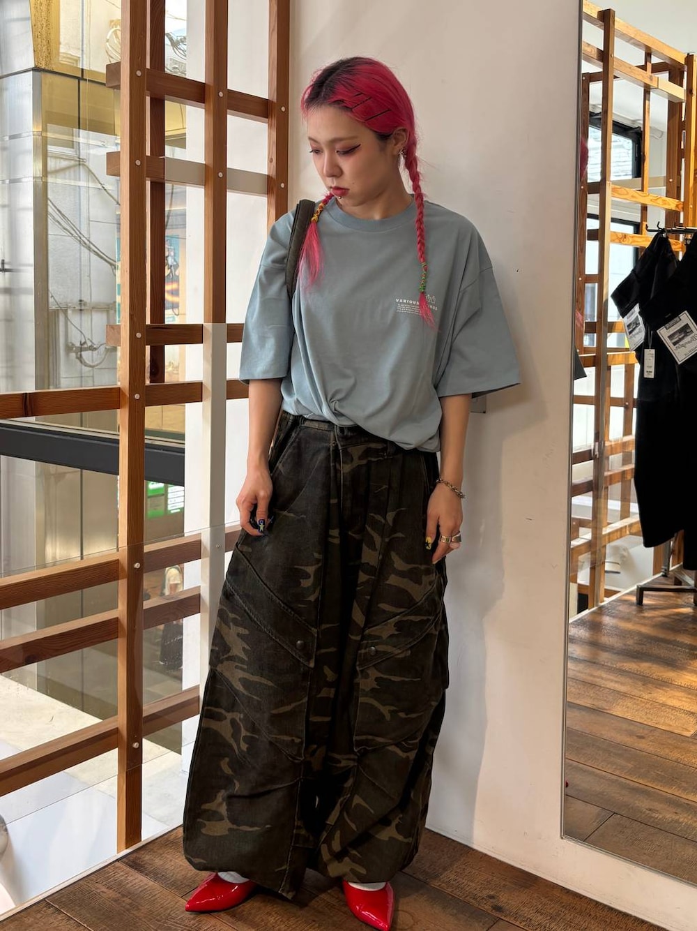 ブルー系のTシャツ/カットソー、レッド系のパンプス、グリーン系のその他パンツを着用したレディースの夏コーディネートの1枚目の写真