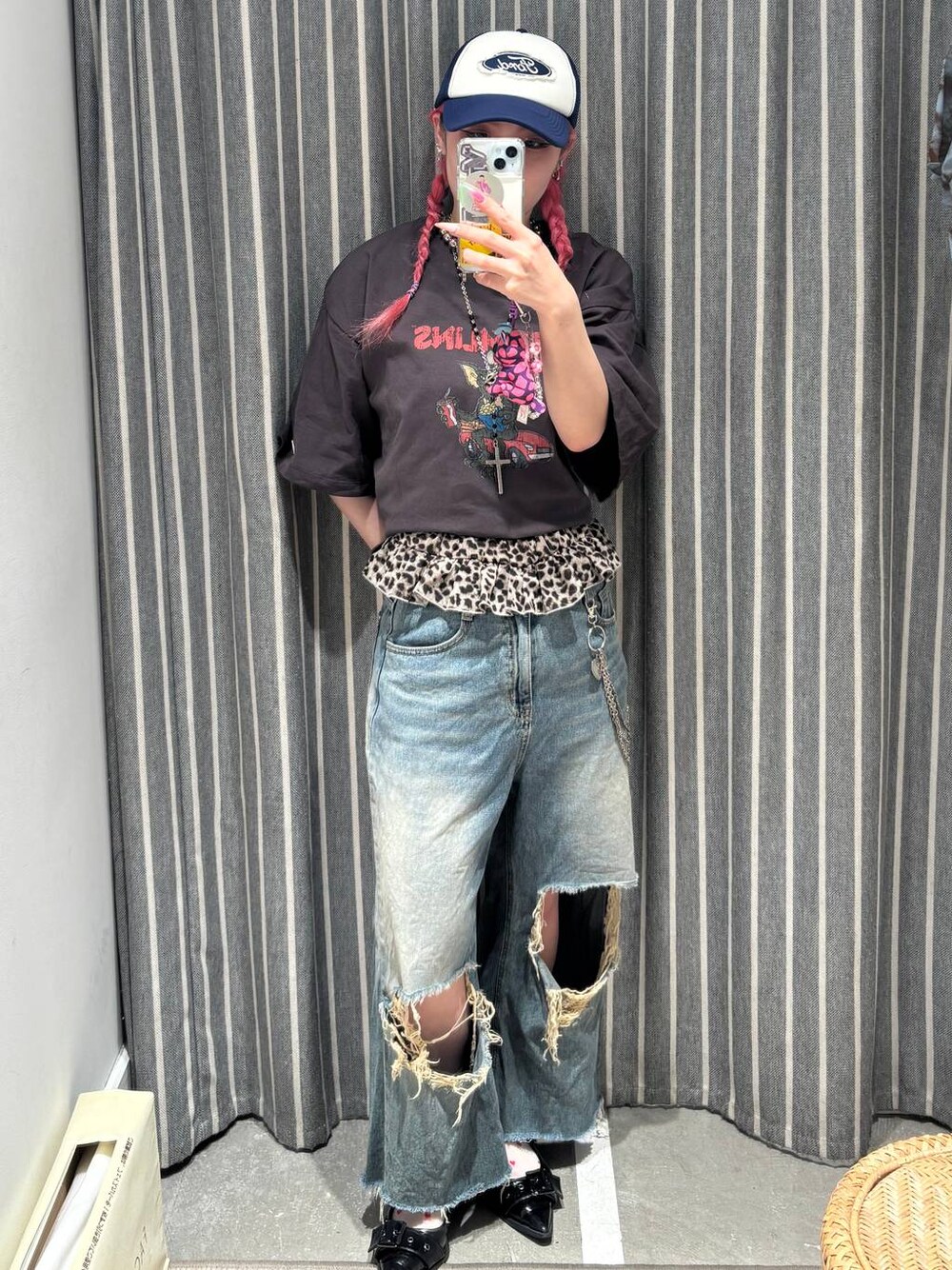 「個性派、差し色コーデ、FOREVER 21、レイヤードスタイル」｜「FOREVER 21の【2024SS】ダメージ加工デニム（デニムパンツ、ブルー系）」を使った、るったんさん（レディース・150cm）の春コーディネートの1枚目の写真