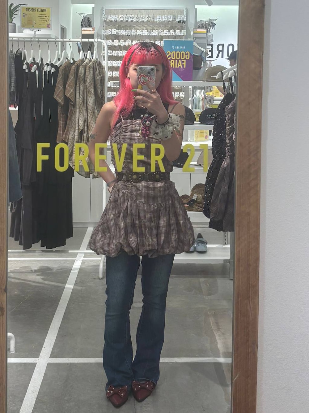 「個性派、差し色コーデ、FOREVER 21、レイヤードスタイル」｜「FOREVER 21の【2024SS】フレアデニム（デニムパンツ、ブルー系）」を使った、るったんさん（レディース・150cm）の夏コーディネートの1枚目の写真