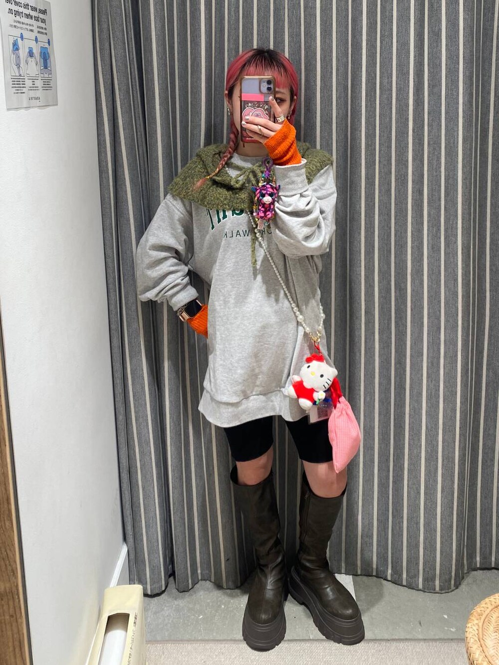 「個性派、差し色コーデ、FOREVER 21、レイヤードスタイル」｜「FOREVER 21の【パワーパフ ガールズ】巾着ポーチ（ポーチ、ピンク系）」を使った、るったんさん（レディース・150cm）の秋コーディネートの1枚目の写真