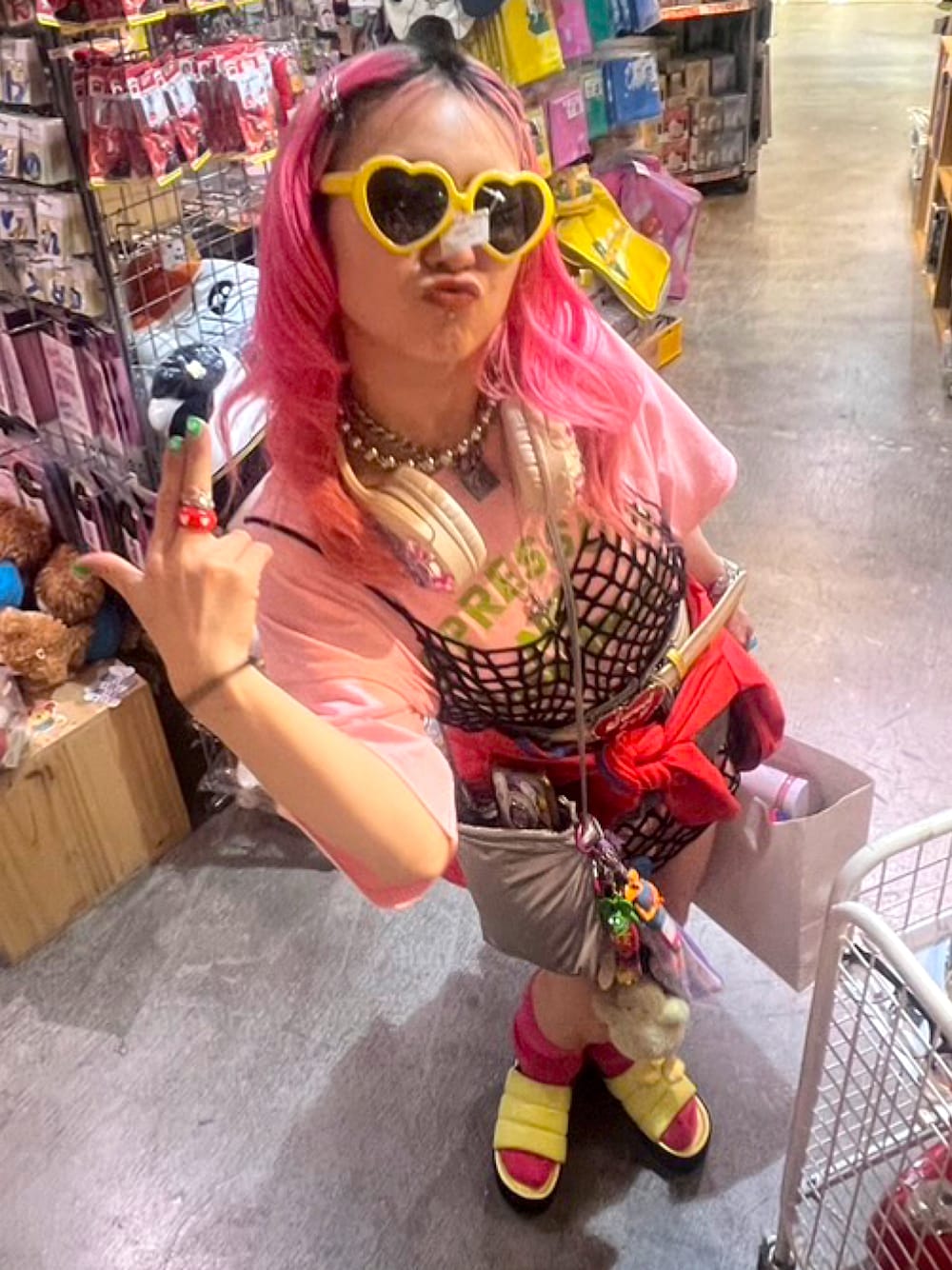 「FOREVER 21の【2024SS】アッパークッションサンダル（サンダル、イエロー系）」を使った、るったんさん（レディース・150cm）の春コーディネートの1枚目の写真