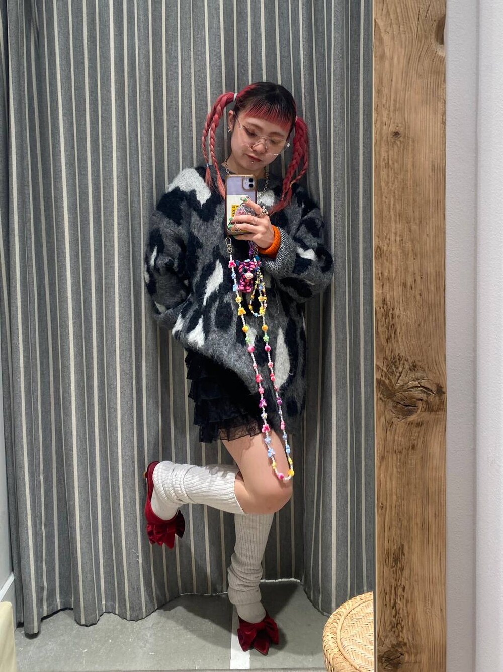 ブラック系のその他パンツ、グレー系のチュニックを着用したレディースの冬コーディネートの1枚目の写真