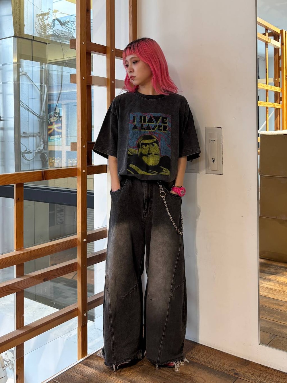 グレー系のTシャツ/カットソー、ブラック系のデニムパンツ、シルバー系のウォレットチェーンを着用したレディースの夏コーディネートの1枚目の写真