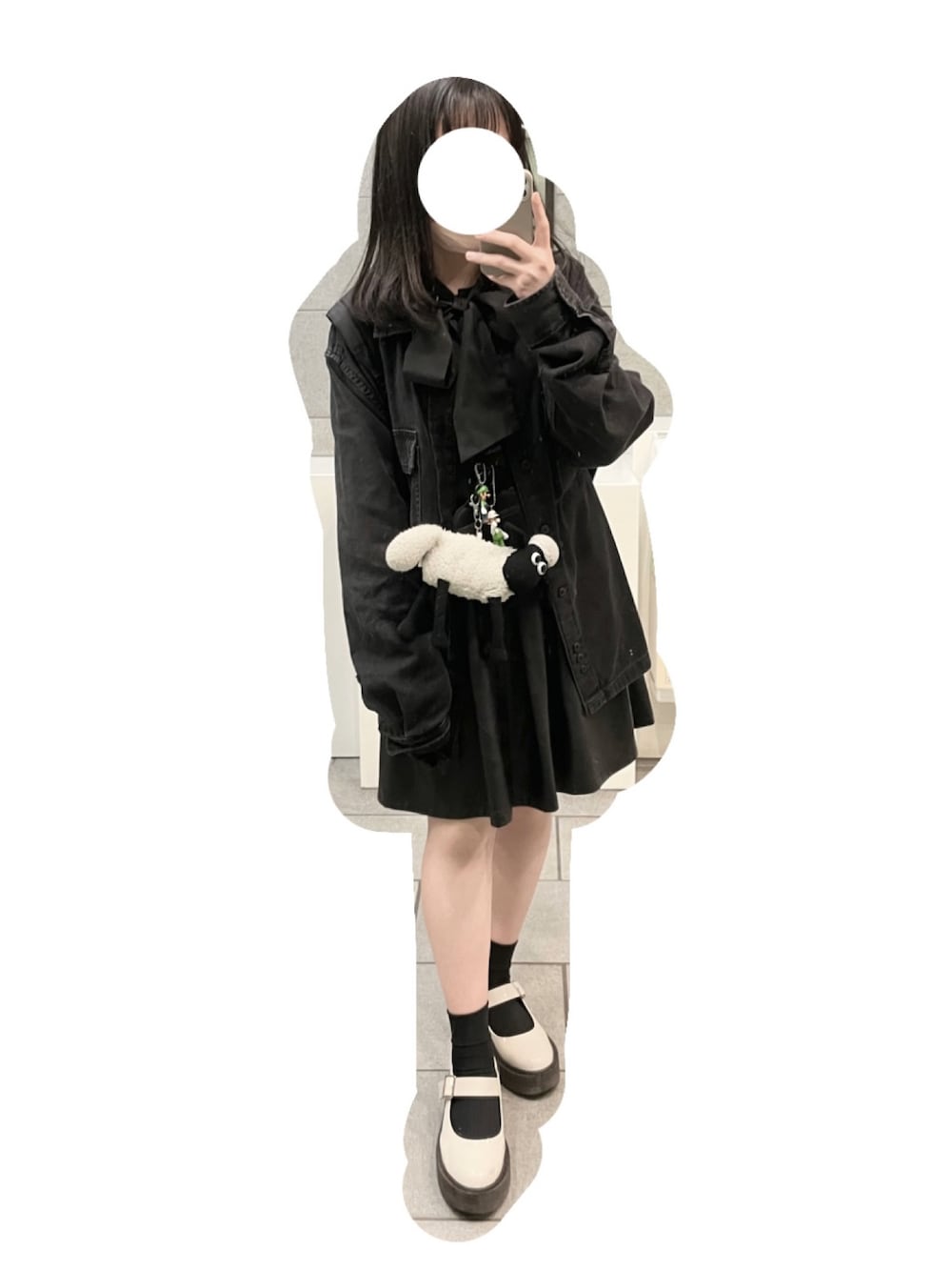 「黒、ブラック、デニムジャケット、ブラックデニム、レザースカート、ひつじのショーン」｜「H&Mの0936035001（デニムジャケット、ブラック系）」を使った、まあいいやさん（レディース・153cm）の春コーディネートの1枚目の写真