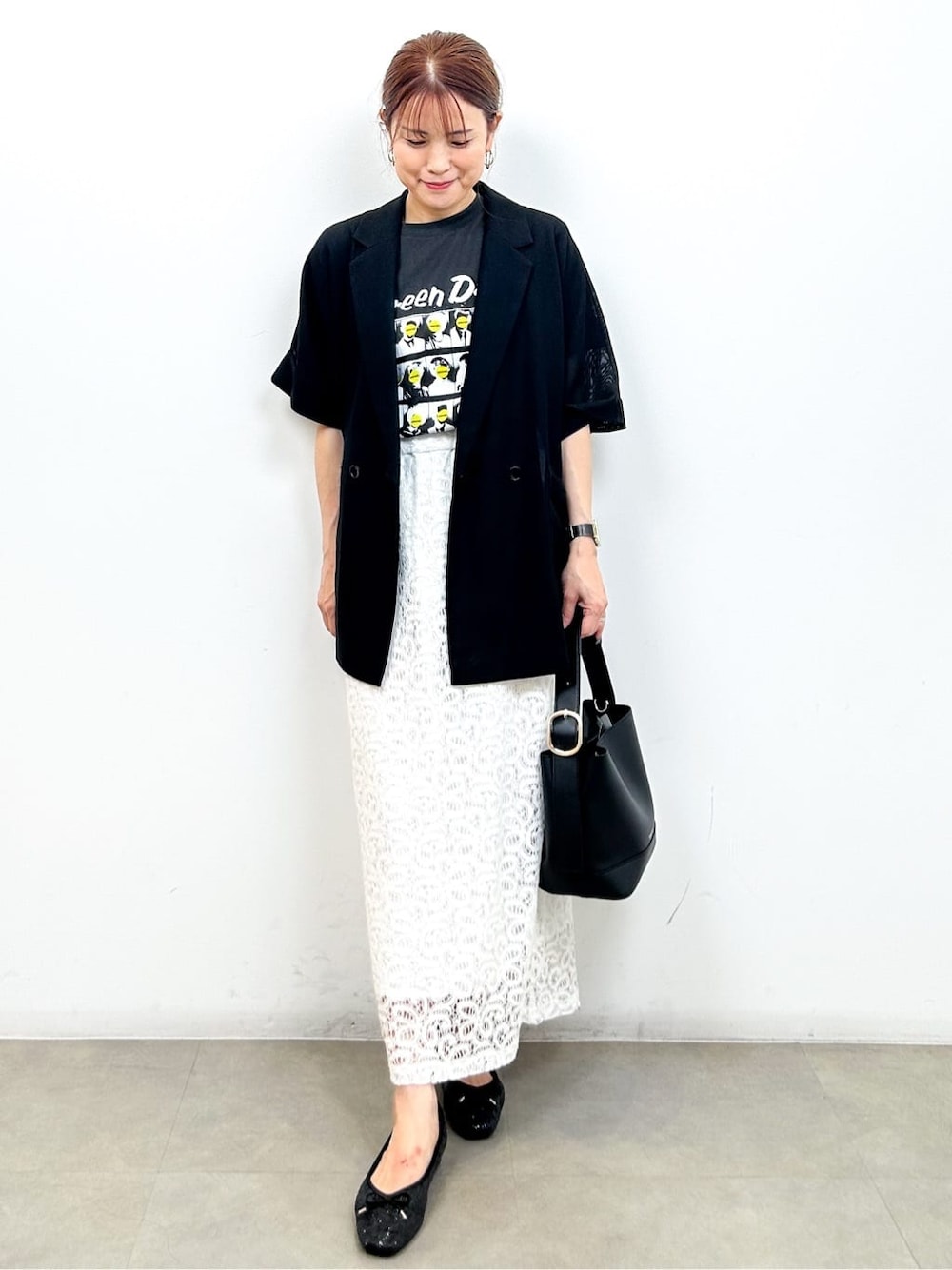 ブラック系のテーラードジャケット、グレー系のTシャツ/カットソー、ホワイト系のスカートを着用したレディースの夏コーディネートの1枚目の写真