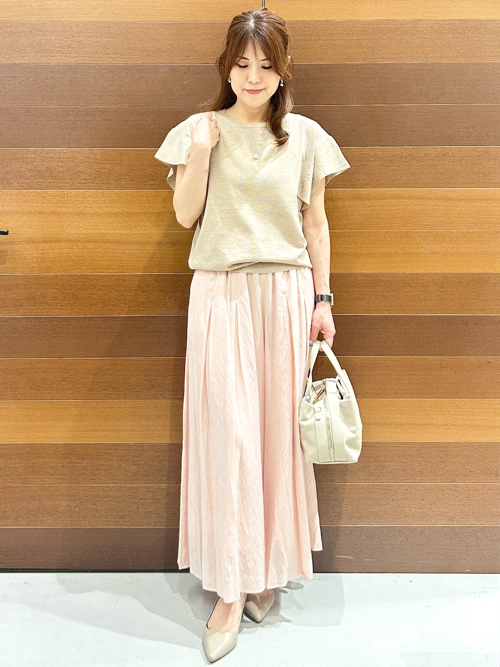 ベージュ系のニット/セーター、ピンク系のその他パンツ、グレー系のボストンバッグを着用したレディースの夏コーディネートの1枚目の写真