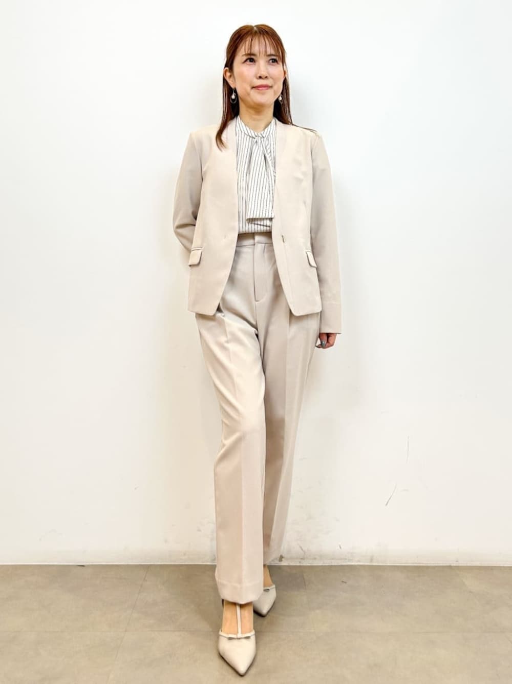 ベージュ系のノーカラージャケット、ベージュ系のシャツ/ブラウス、ベージュ系のその他パンツを着用したレディースの春コーディネートの1枚目の写真