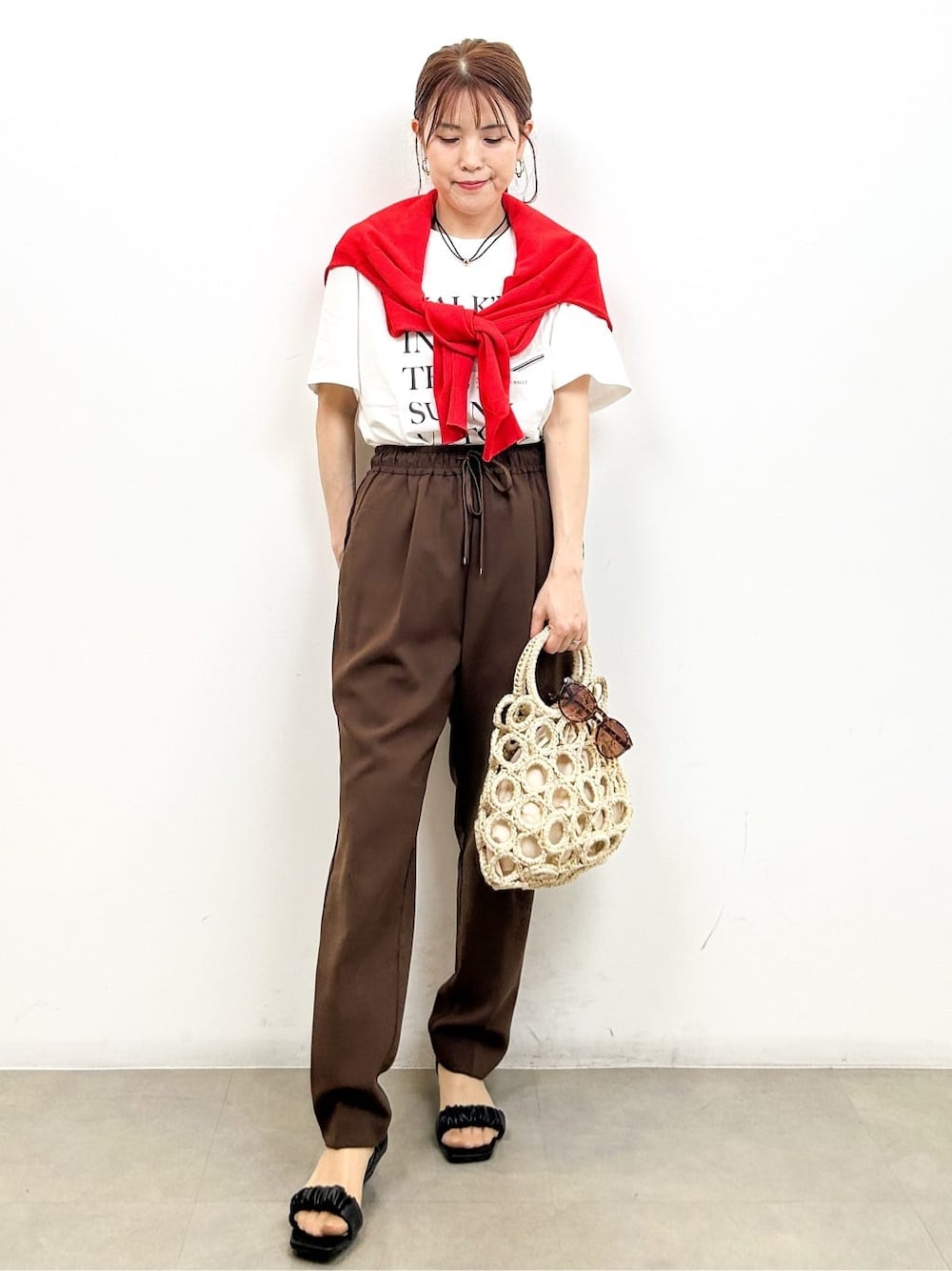 レッド系のカーディガン/ボレロ、ホワイト系のTシャツ/カットソー、ブラウン系のその他パンツを着用したレディースの夏コーディネートの1枚目の写真