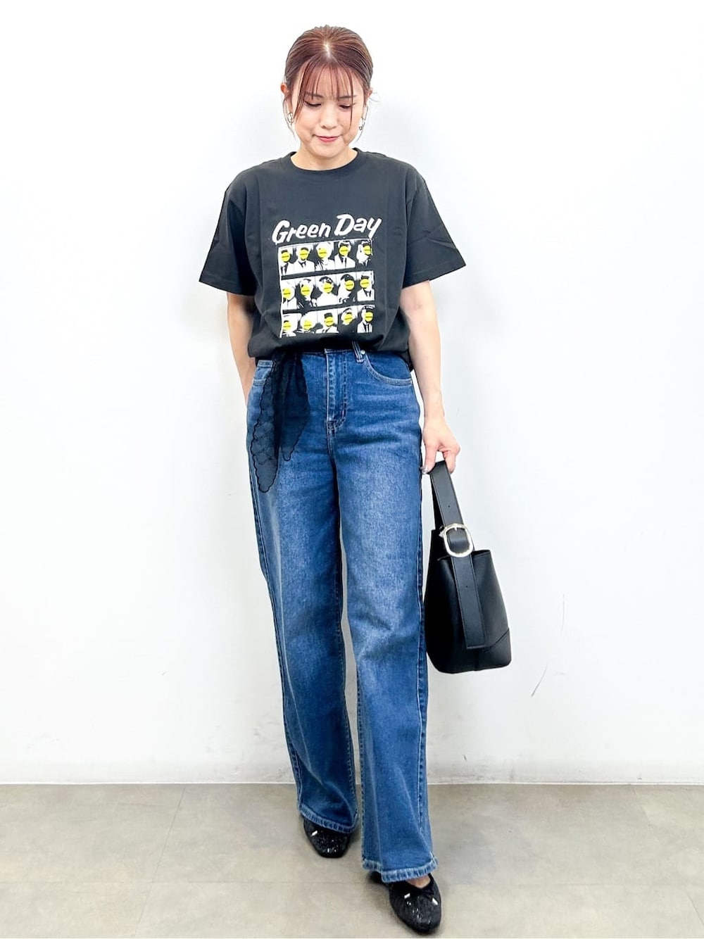 グレー系のTシャツ/カットソー、ブルー系のデニムパンツ、ブラック系のショルダーバッグを着用したレディースの秋コーディネートの1枚目の写真