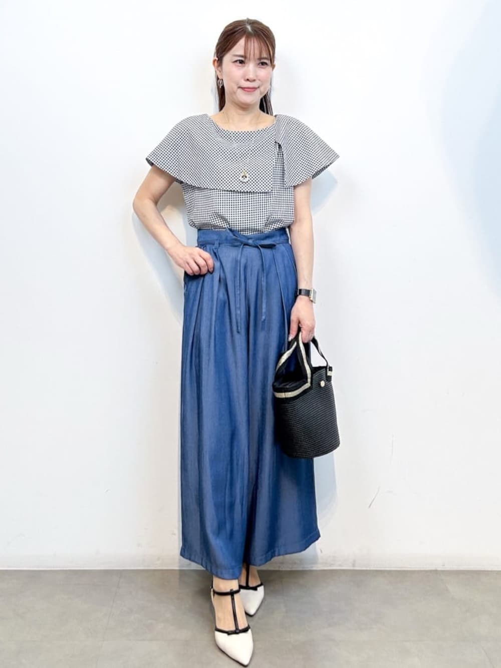 ホワイト系のシャツ/ブラウス、ブルー系のその他パンツ、ブラック系のトートバッグを着用したレディースの夏コーディネートの1枚目の写真