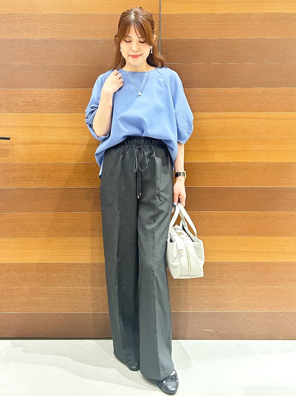 ブルー系のシャツ/ブラウス、グレー系のその他パンツ、グレー系のボストンバッグを着用したレディースの夏コーディネートの1枚目の写真