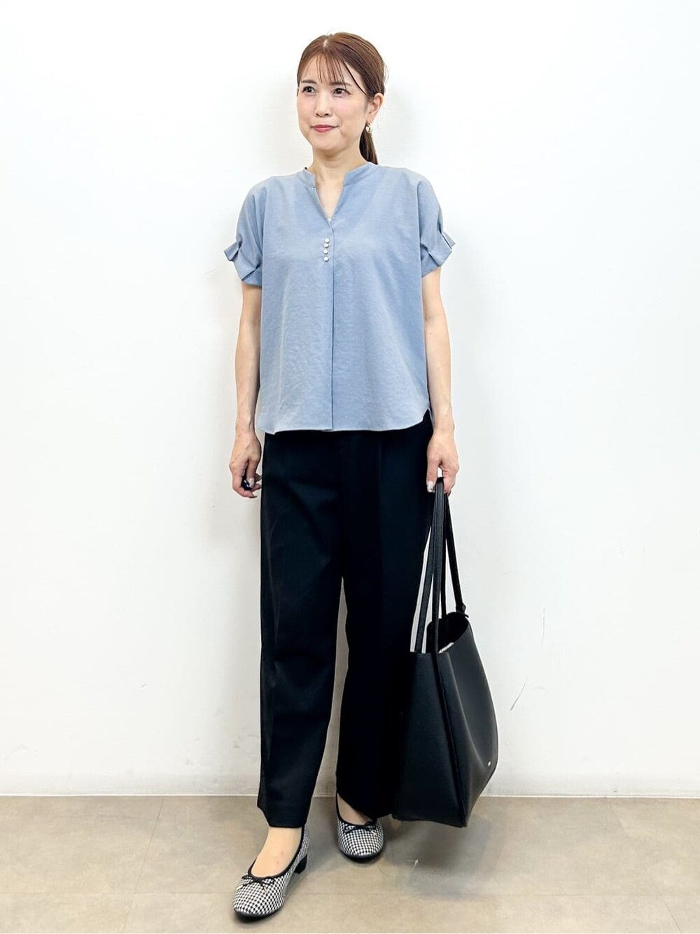 ブルー系のシャツ/ブラウス、ブラック系のその他パンツ、ブラック系のトートバッグを着用したレディースの夏コーディネートの1枚目の写真