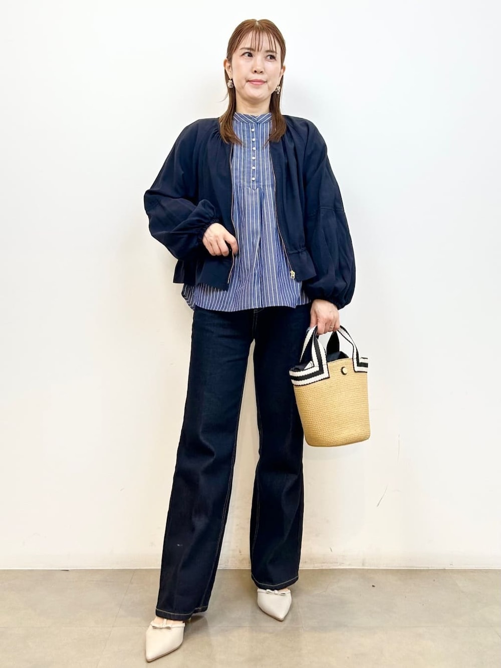ブルー系のブルゾン、ブルー系のシャツ/ブラウス、ブルー系のその他パンツを着用したレディースの春コーディネートの1枚目の写真