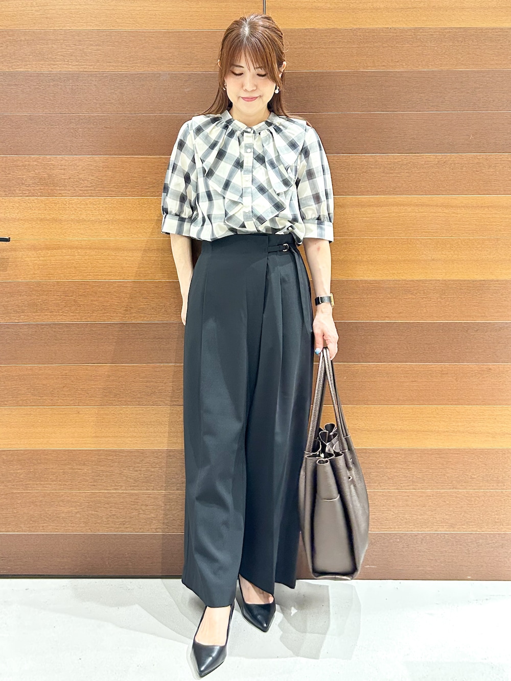 ホワイト系のシャツ/ブラウス、ブラック系のその他パンツ、その他のトートバッグを着用したレディースの夏コーディネートの1枚目の写真