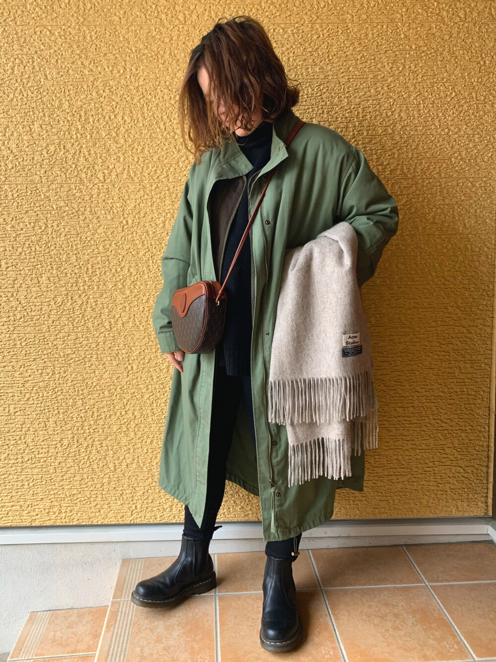 「SAINT LAURENT PARISのアイテム（ショルダーバッグ、ブラウン系）」を使った、minachiさん（レディース・153cm）の冬コーディネートの1枚目の写真