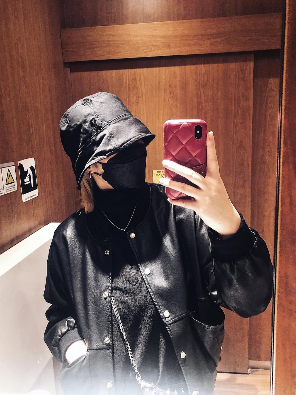 「マタニティコーデ、マタニティファッション、ブラックコーデ、VARZAR」｜「VARZARのVARZAR(バザール)/Stud drop over fit bucket hat/スタッズ ドロップ オーバーフィット バケットハット（ハット、ブラック系）」を使った、YUNA.Y.Dさん（レディース・165cm）の秋コーディネートの1枚目の写真