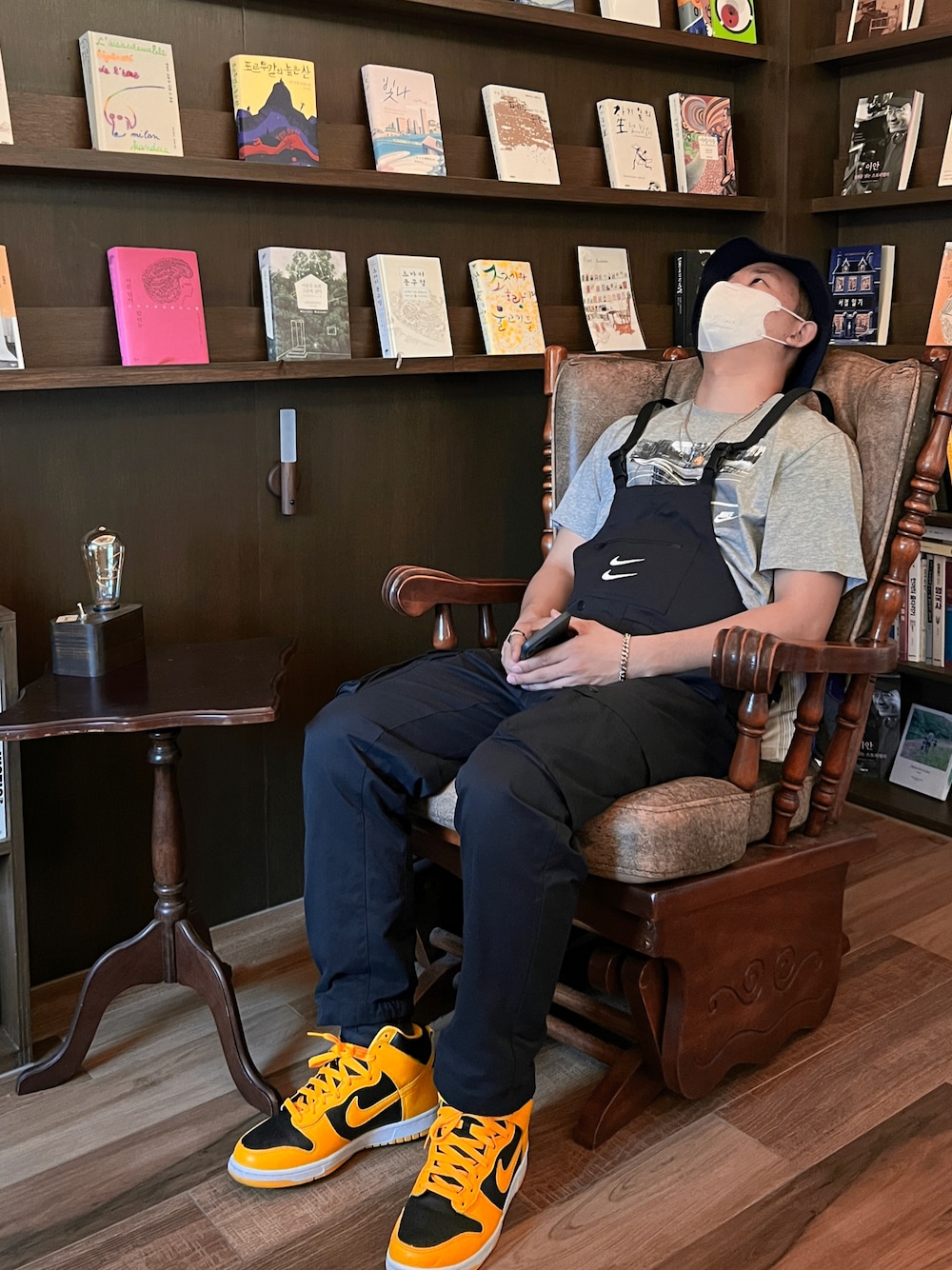 「NIKE、korea、overall、dunk」｜「NIKEのアイテム（スニーカー、イエロー系）」を使った、STeeevyyさん（メンズ・175cm）の秋コーディネートの1枚目の写真