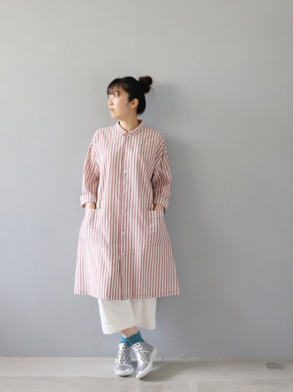 ピンク系のシャツ/ブラウス、ホワイト系のパンツ、シルバー系のシューズを着用したレディースの夏コーディネートの1枚目の写真