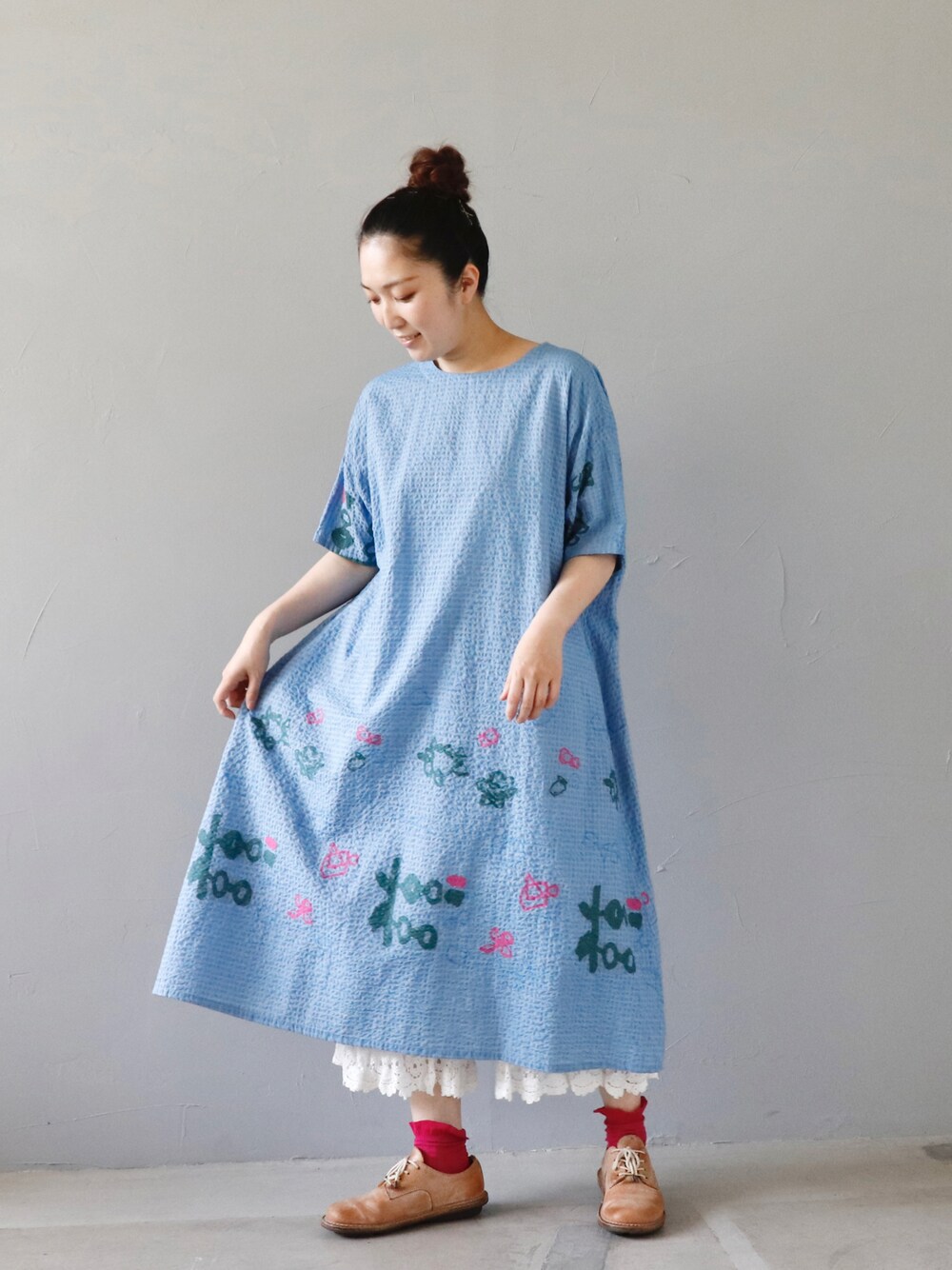 ブルー系のワンピース/ドレス、ホワイト系のパンツを着用したレディースの夏コーディネートの1枚目の写真