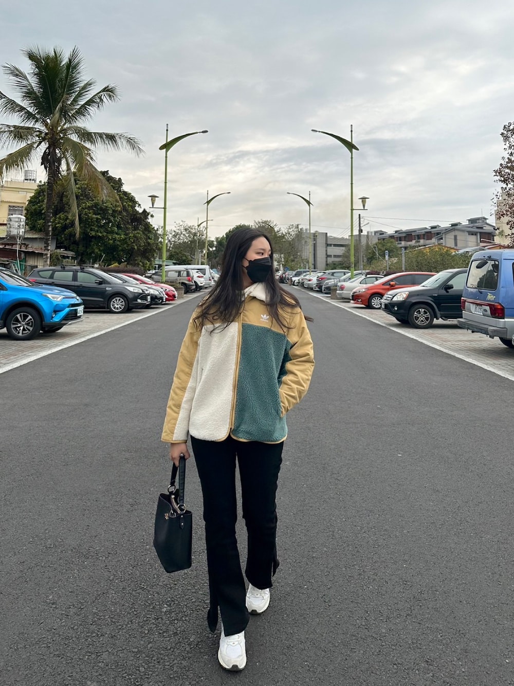 「ootd、COACH、adidas、New Balance、2002R」｜「adidasのアイテム（スーツジャケット、その他）」を使った、杜庭Ericさん（レディース・165cm）の冬コーディネートの1枚目の写真