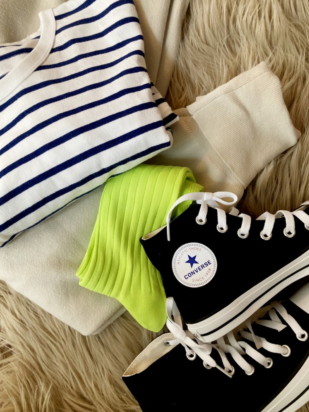 「シンプルコーデ、カジュアルコーデ、ファミマソックス、ニットジョガーパンツ、ジョガーパンツ、ボーダー」｜「CONVERSEのCONVERSE(コンバース)NEXTAR(ネクスター) 110HI(NXHI)（スニーカー、ブラック系）」を使った、melhalさん（レディース・154cm）の春コーディネートの1枚目の写真