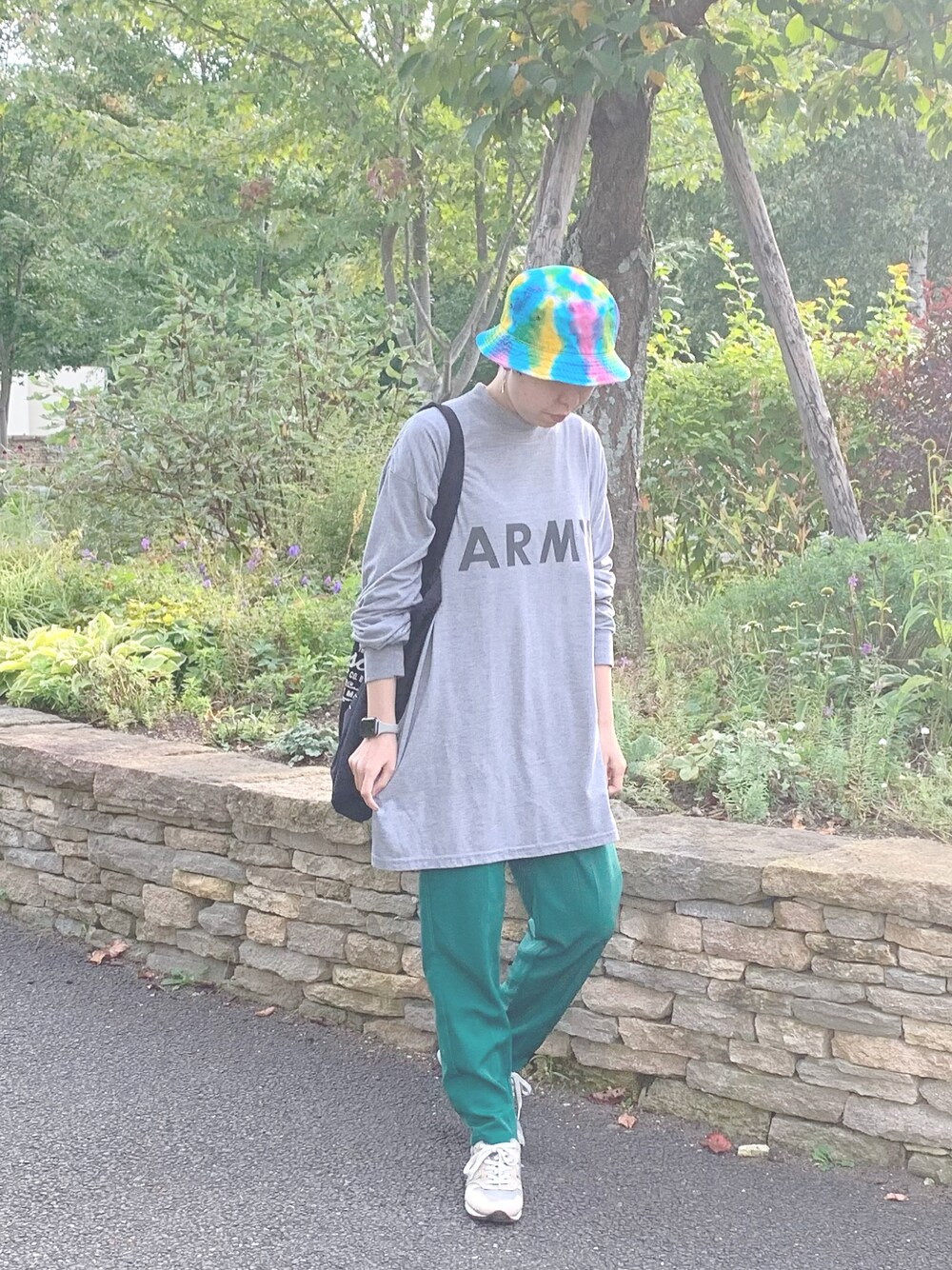 「カジュアルコーデ、バケットハット、レインボーカラー、休日スタイル、秋服準備はじめました、ロンT、メンズライク、ユーズド、古着MIX」｜「newhattanのCode Kelly × newhattan / TIEDYE Bucket Hat / タイダイバケットハット : ニューハッタン（ハット、その他）」を使った、my__na...さん（レディース・164cm）の秋コーディネートの1枚目の写真