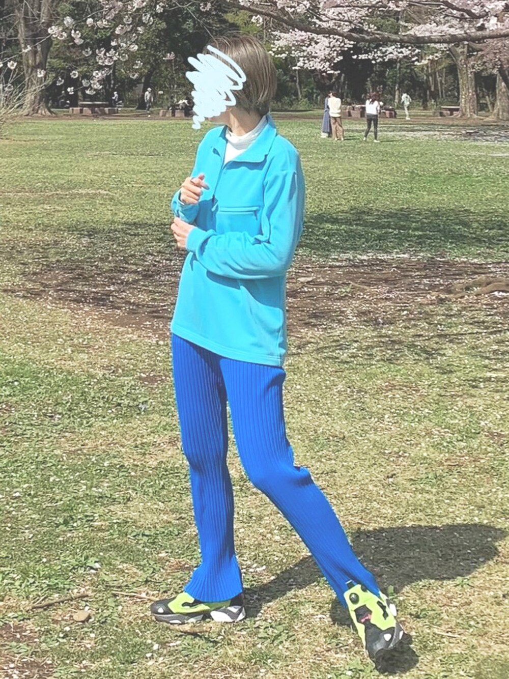 ブルー系のスウェット、ブルー系のパンツ、イエロー系のスニーカーを着用したレディースの春コーディネートの1枚目の写真