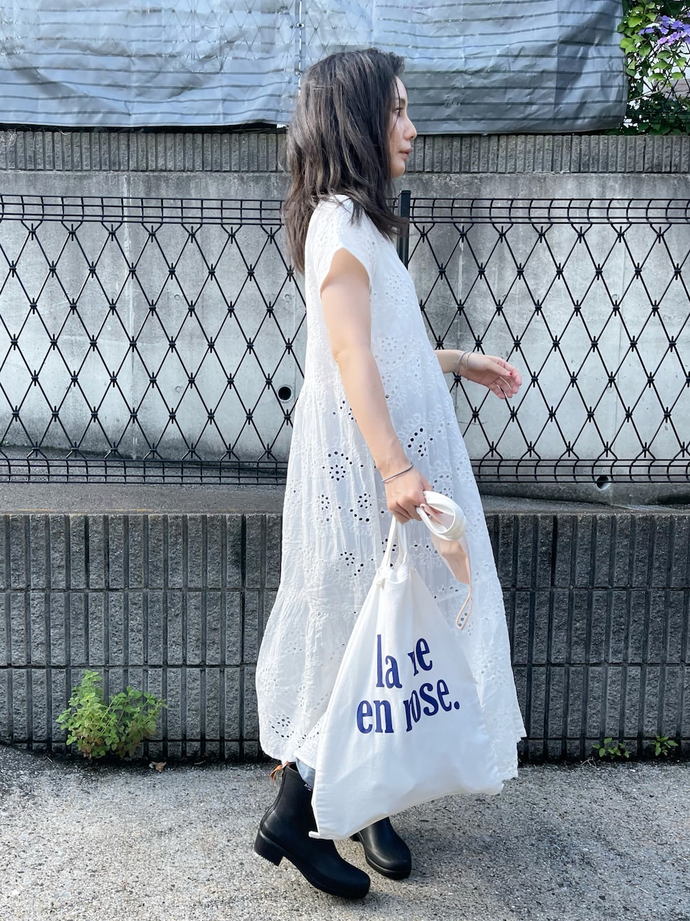 「低身長、低身長コーデ、長靴コーデ、雨の日コーデ、サマンサ モスモス(Samansa Mos2)、エコバッグ、白ワンピース、スカラップワンピース」｜「ORNEのアイテム（トートバッグ、ホワイト系）」を使った、ukiさん（レディース・154cm）の夏コーディネートの1枚目の写真