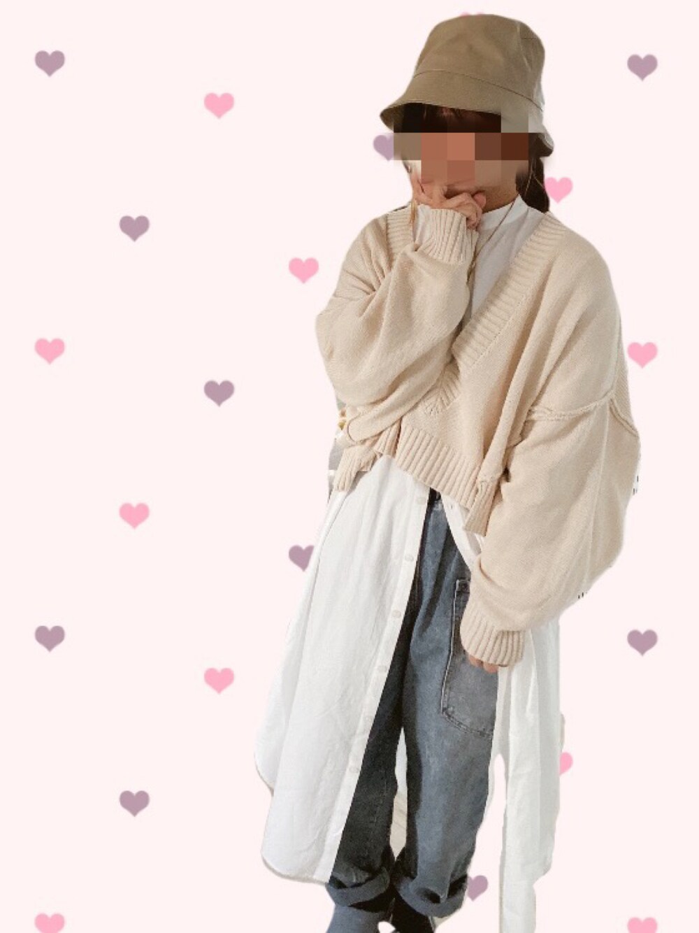 ブルー系のデニムパンツ、ベージュ系のニット/セーターを着用したレディースの秋コーディネートの1枚目の写真