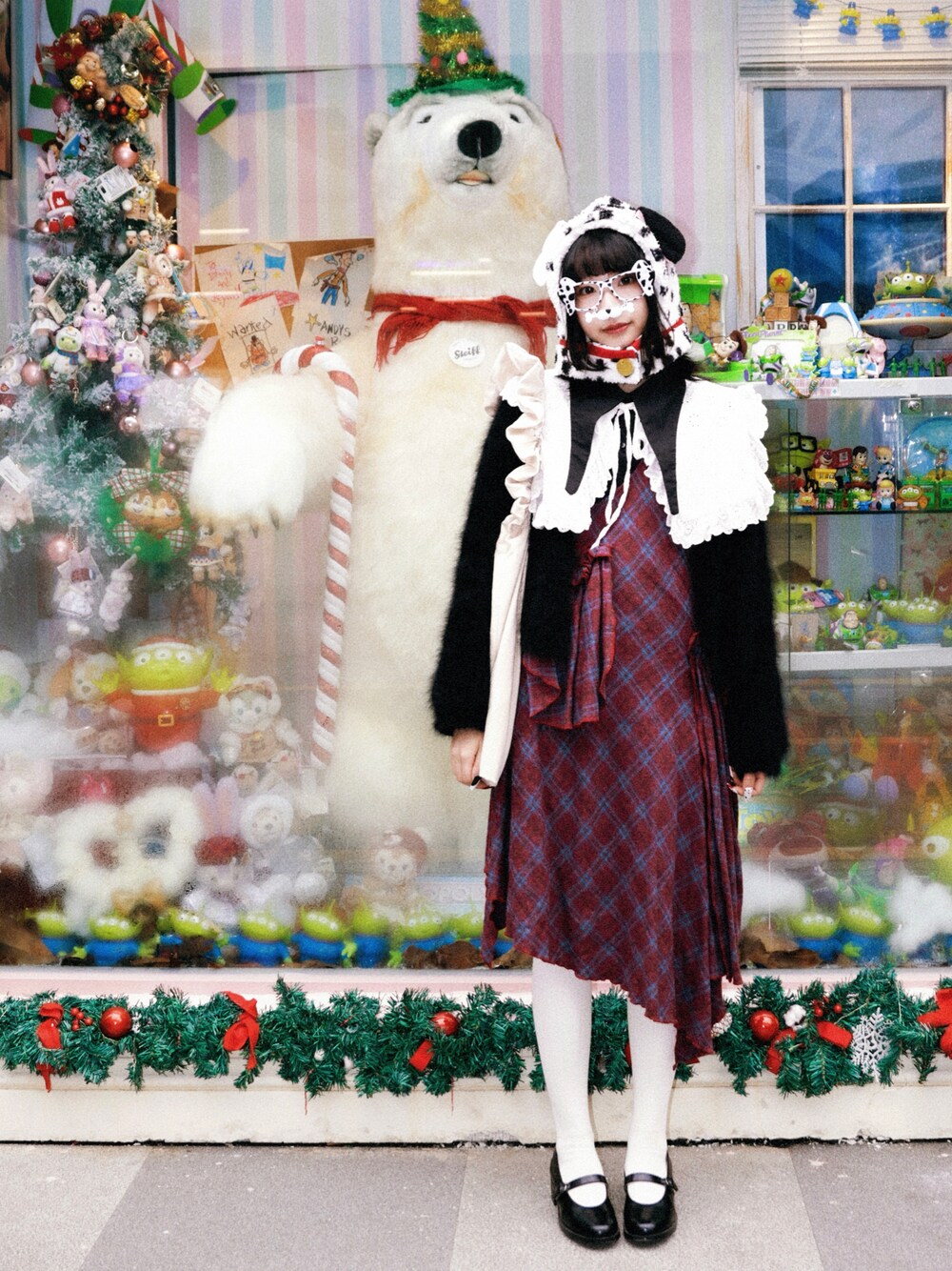 「休日コーデ、冬コーデ、レイヤードスタイル、クリスマスに着たい服、ディズニーコーデ、101匹わんちゃん、ブラック、カーディガン、ビッグカラー、チェック、ワンピース、シャツスタイル、カジュアルコーデ」｜「RUBY AND YOUのアイテム（付け襟、ホワイト系）」を使った、▪️𝑲𝒂𝒈𝒆𝒌𝒐▪️さん（レディース・168cm）の冬コーディネートの1枚目の写真