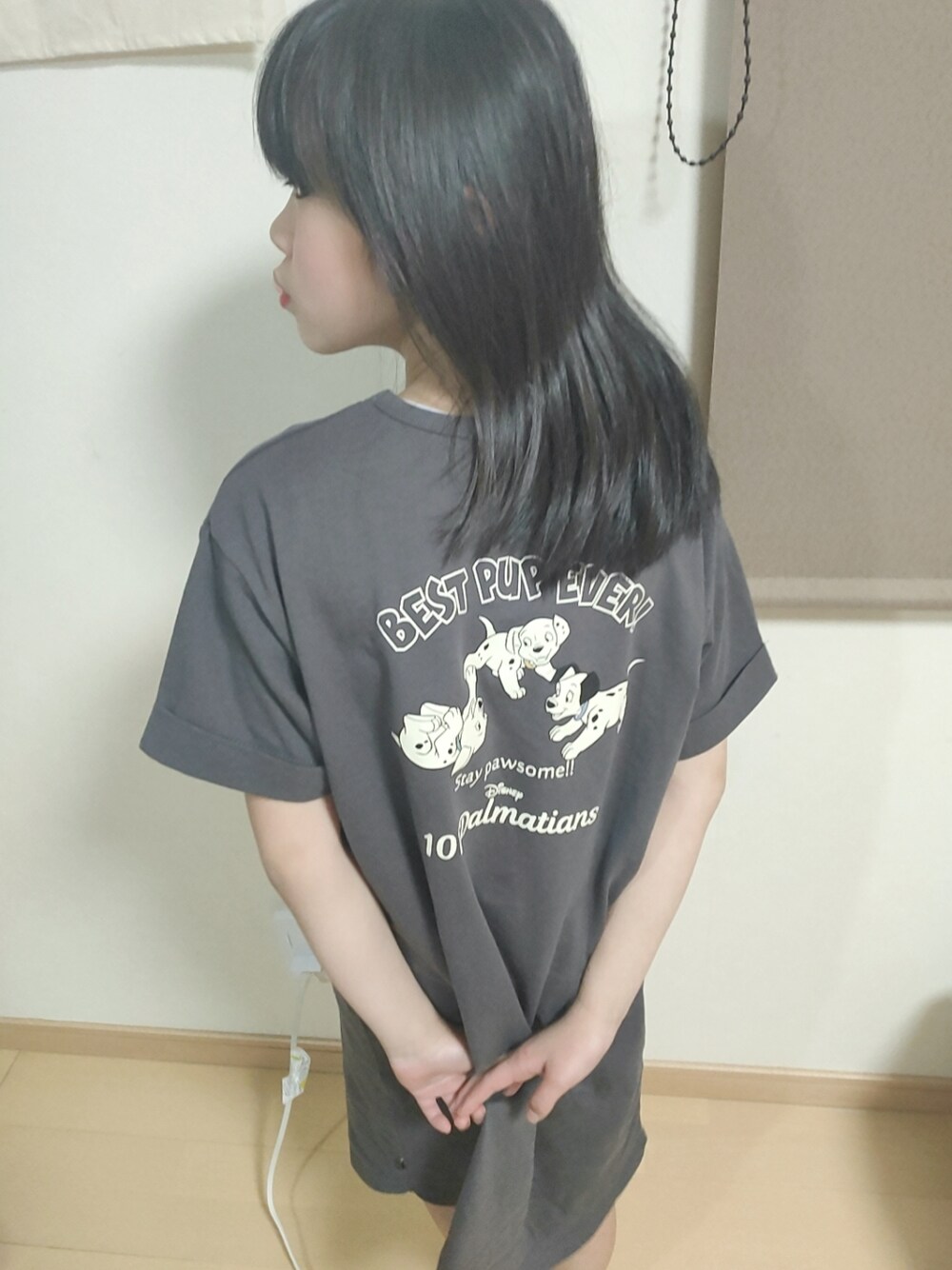 「バースデイ、101匹わんちゃん、Tシャツワンピ」｜「Birthdayのアイテム（Tシャツ/カットソー、グレー系）」を使った、yuka_mamaさん（キッズ・132cm）の春コーディネートの1枚目の写真